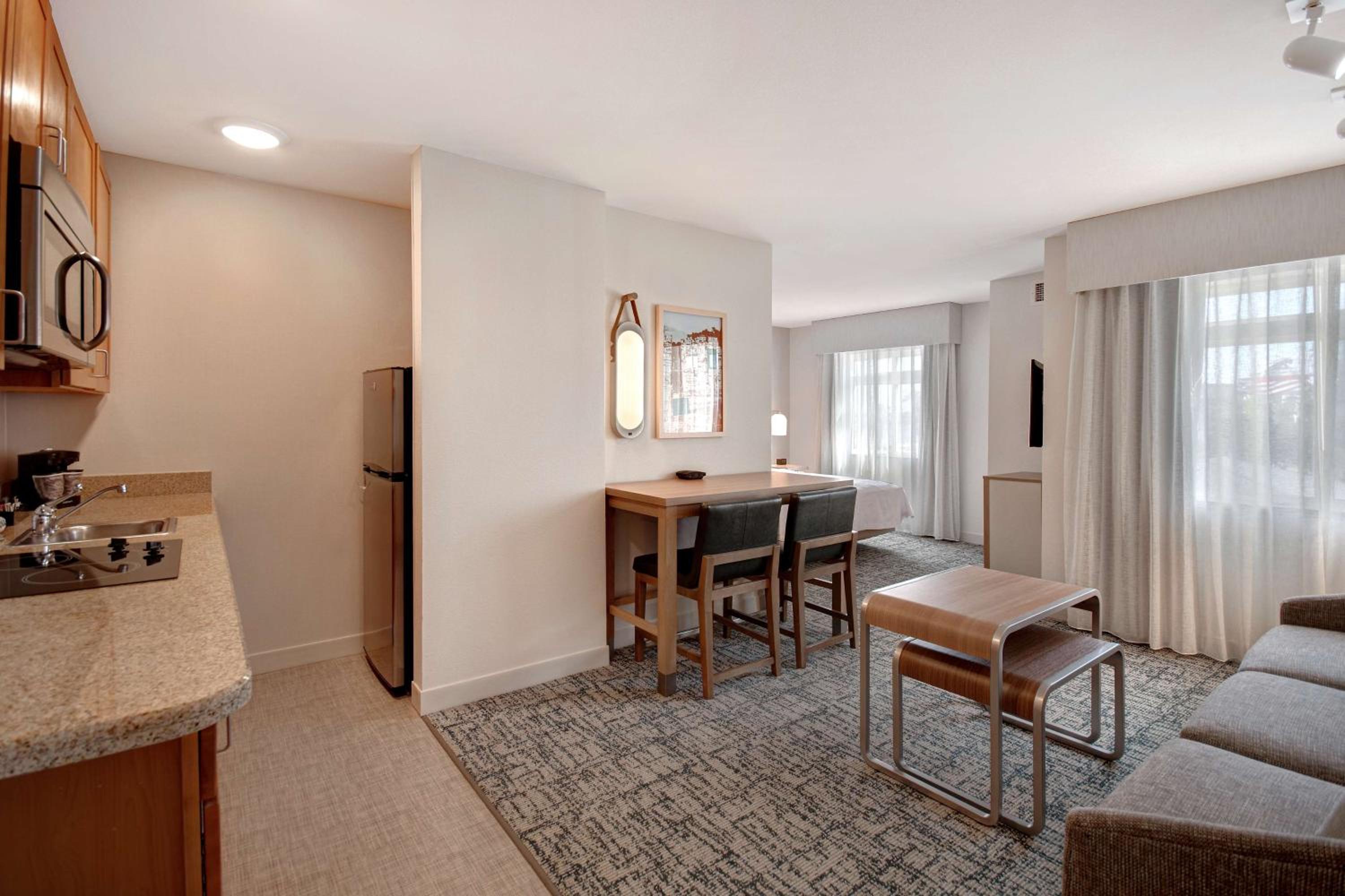 Queen Studio Suite - Non-Smoking - Photo 3
