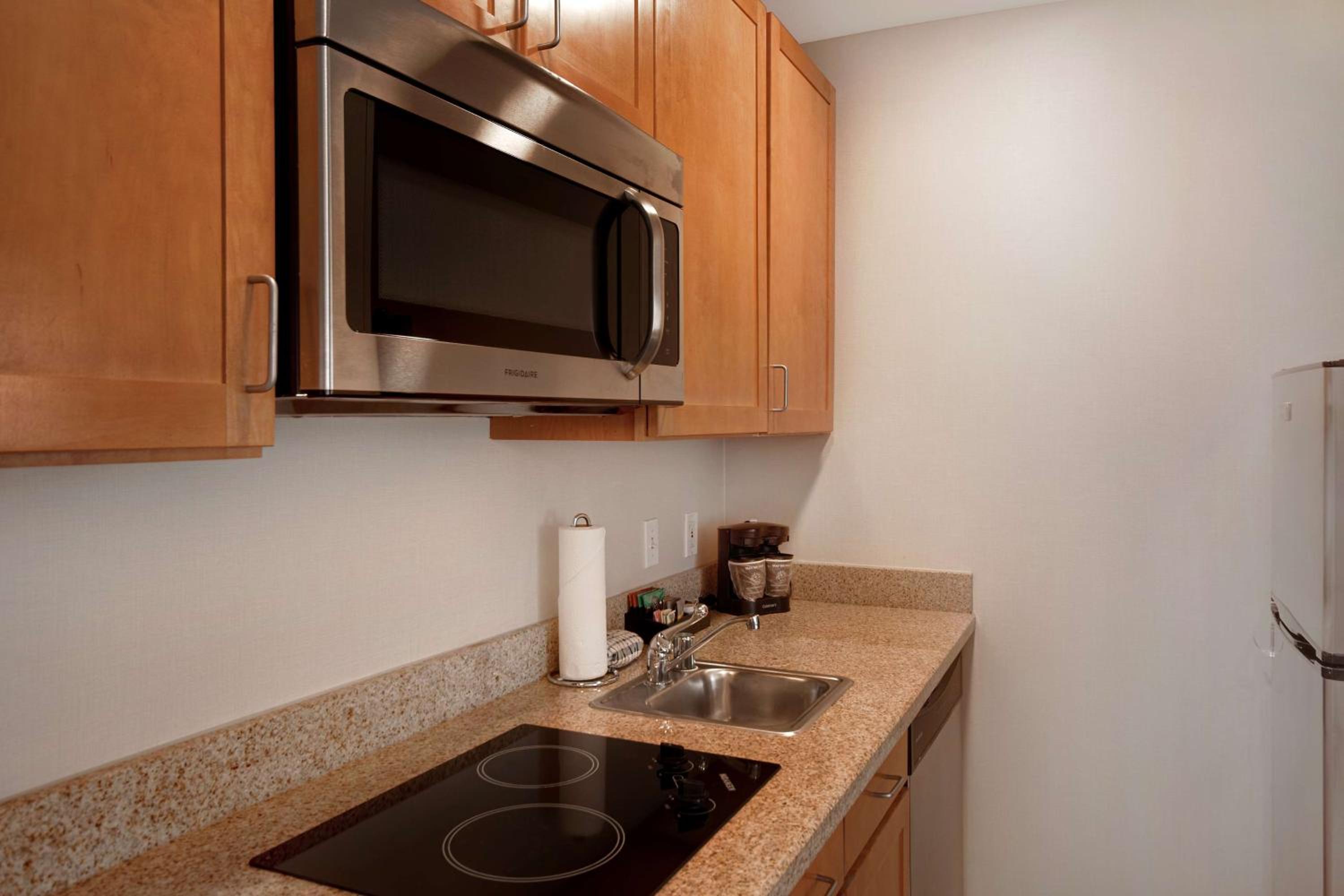 Queen Studio Suite - Non-Smoking - Photo 4
