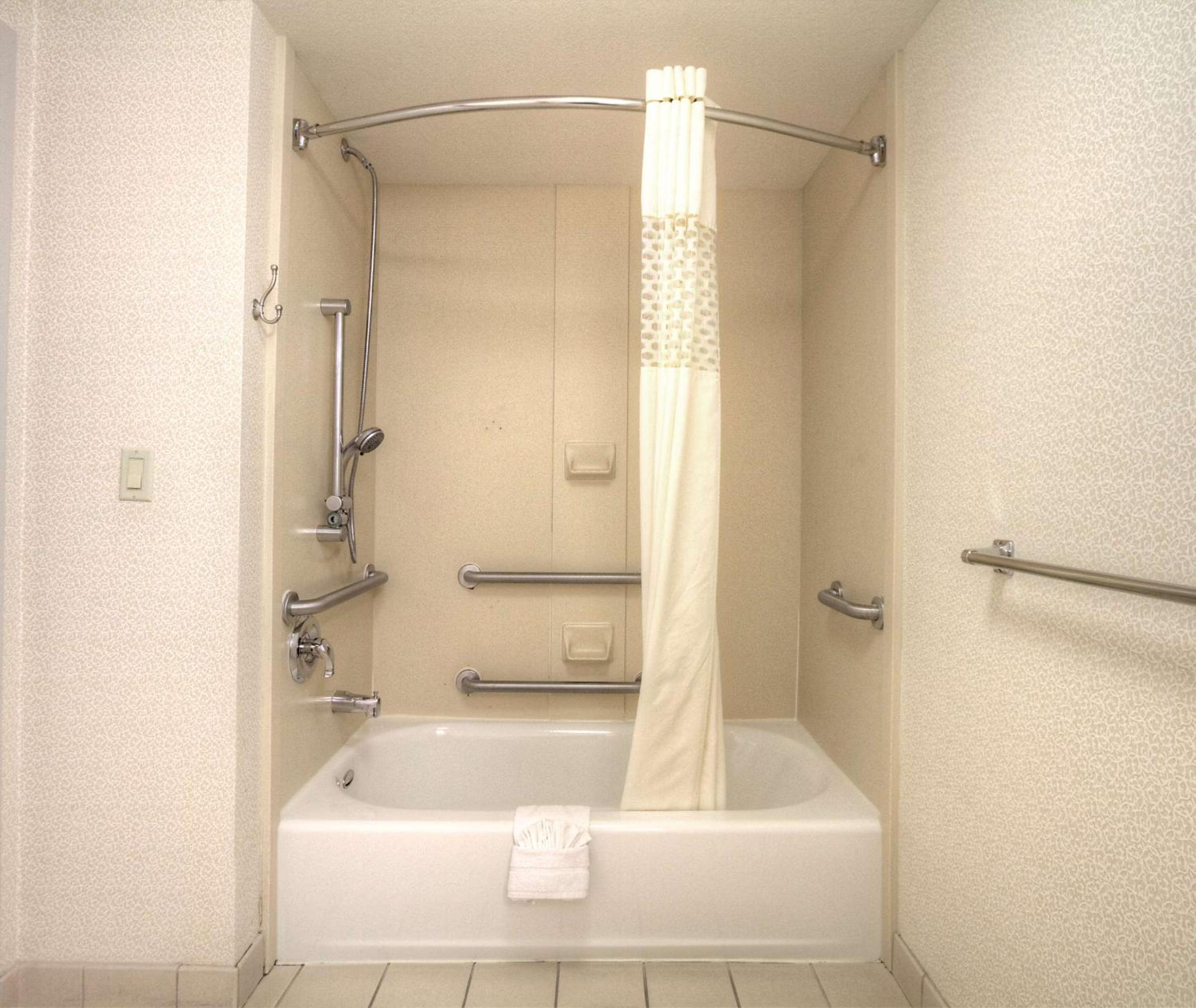 King Room with Accessible Tub - Mobility and Hearing Access/Non-Smoking - Photo 1