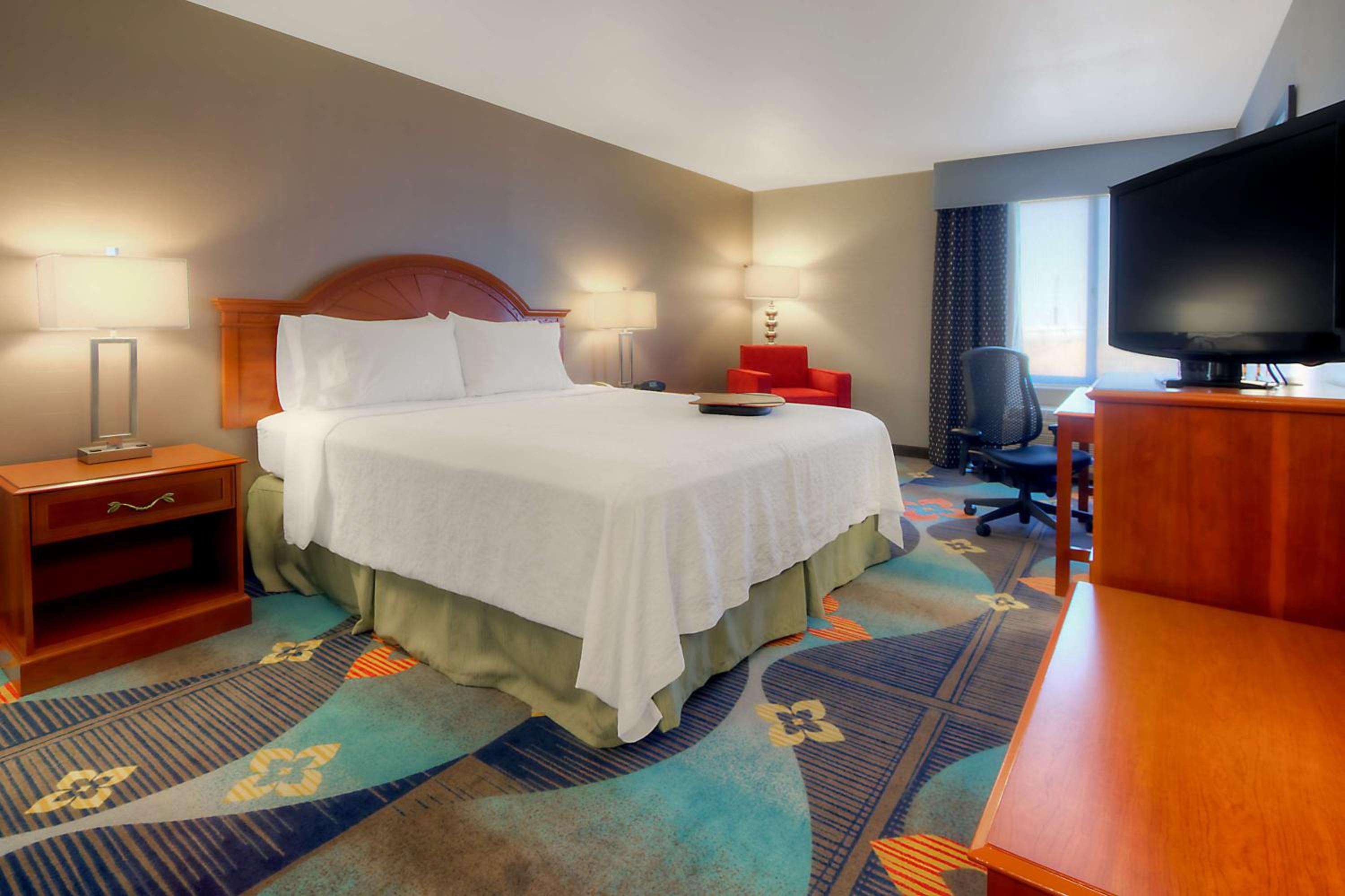 King Room with King Bed - Non-Smoking - Photo 5