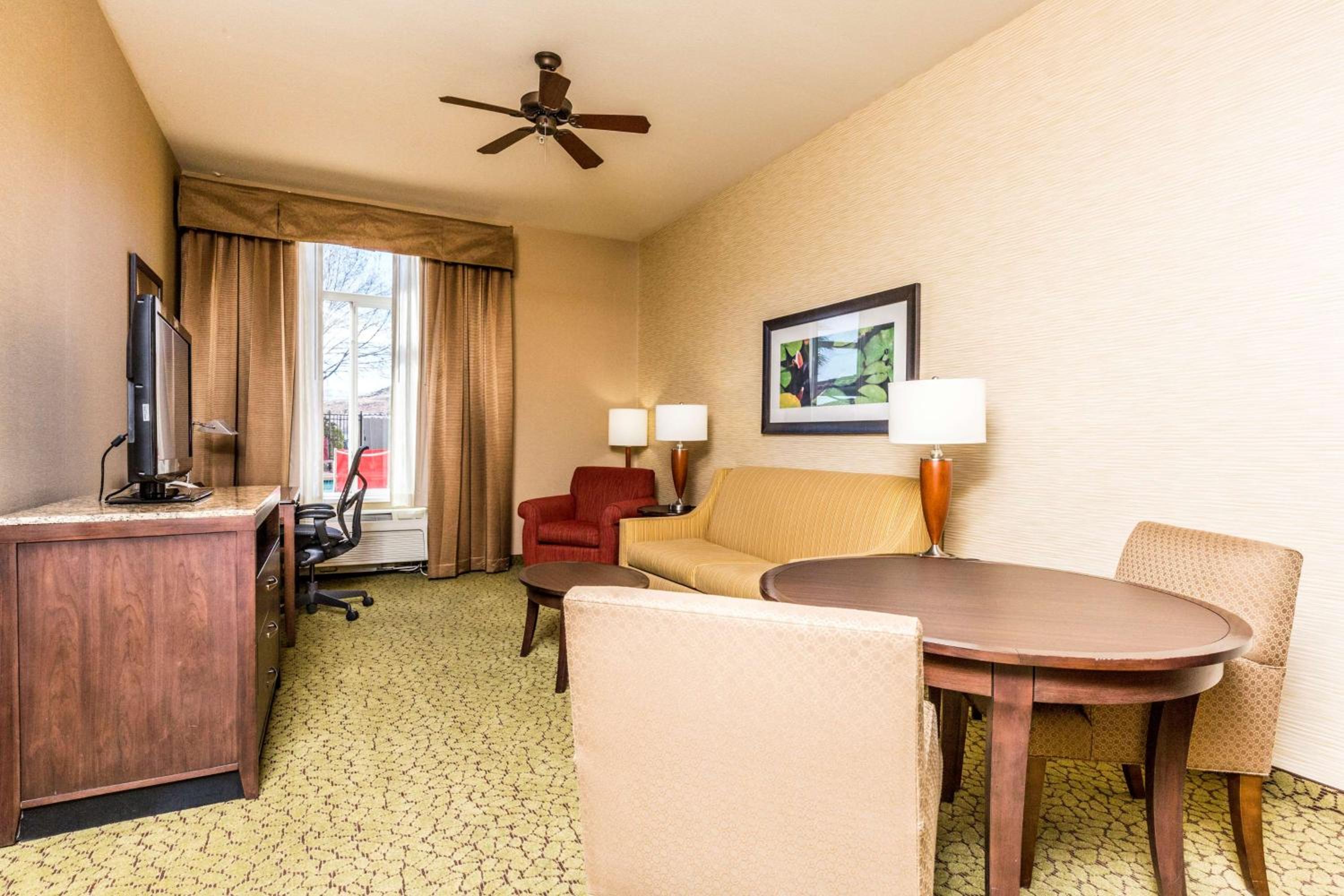 One-Bedroom King Suite with Whirlpool and Sofa Bed - Photo 2
