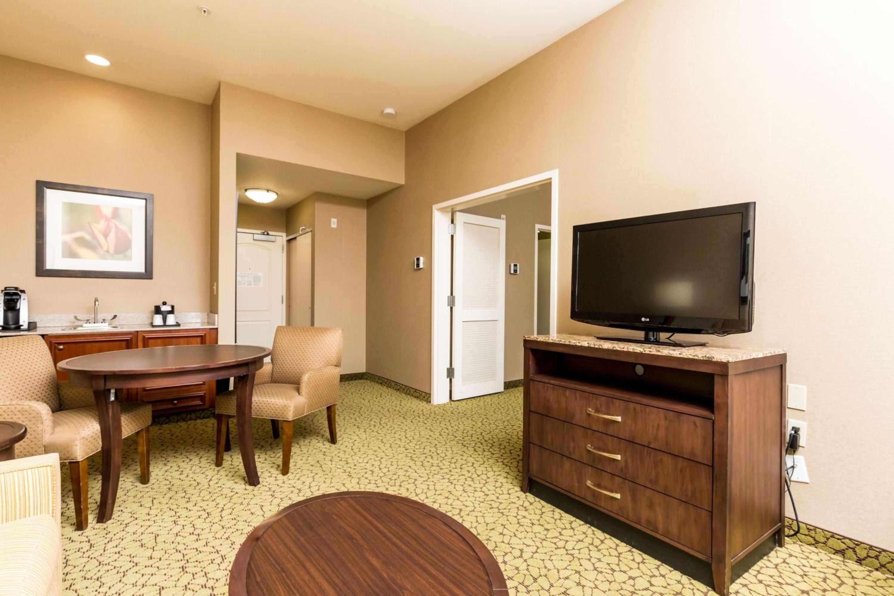King Room with Tub - Mobility and Hearing Access - Photo 2