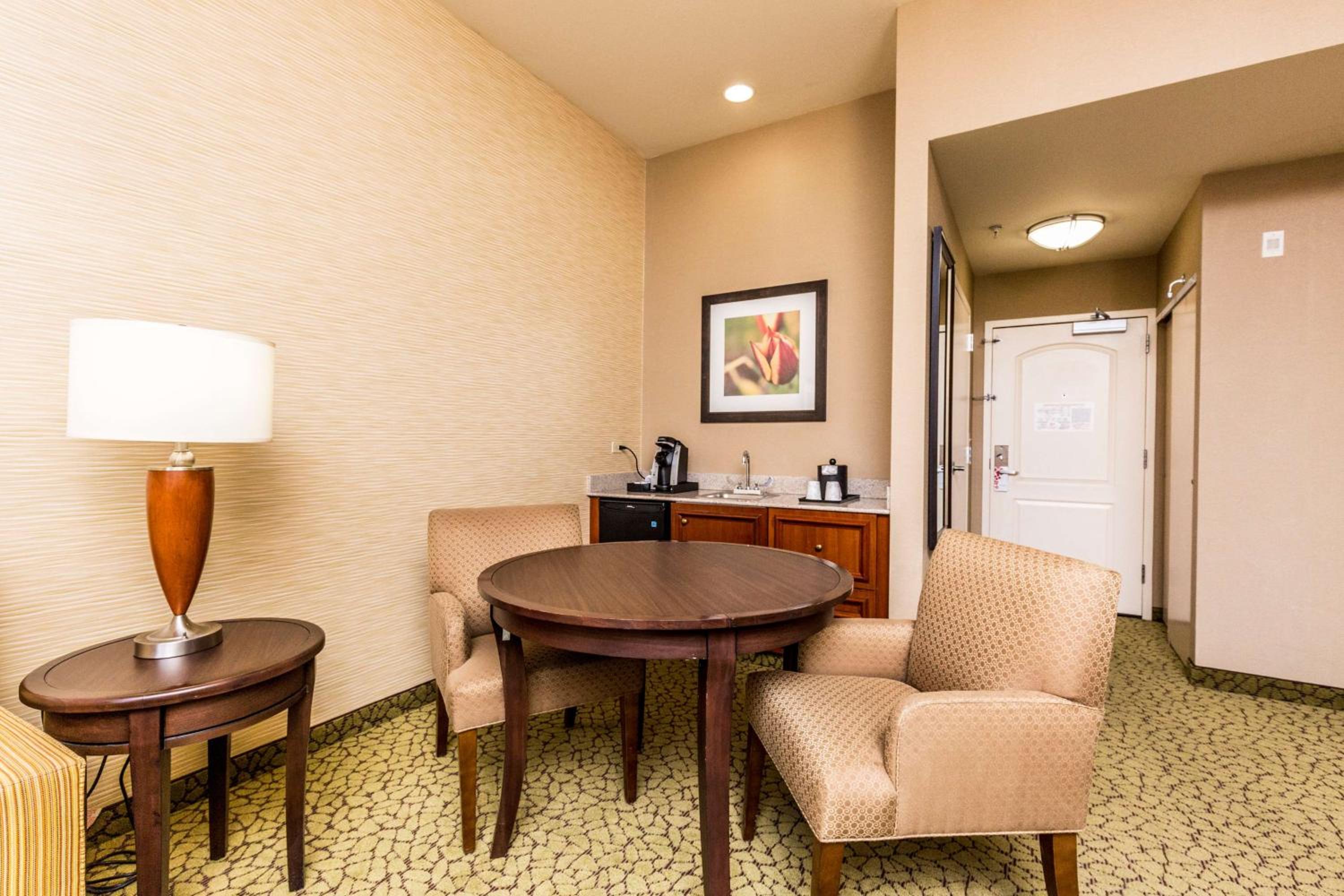 One-Bedroom King Suite with Whirlpool and Sofa Bed - Photo 4