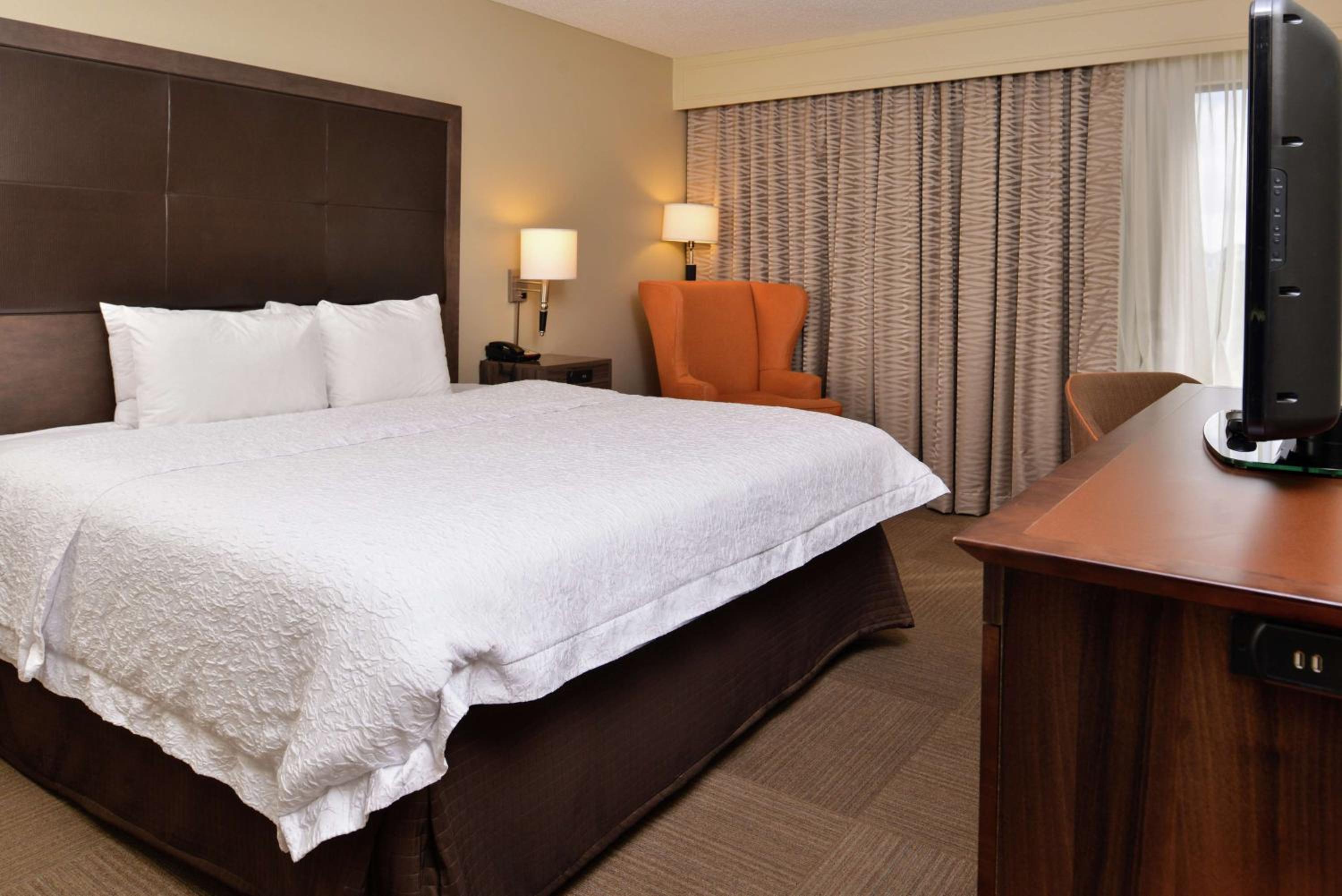 King Room with King Bed - Non-Smoking - Photo 1