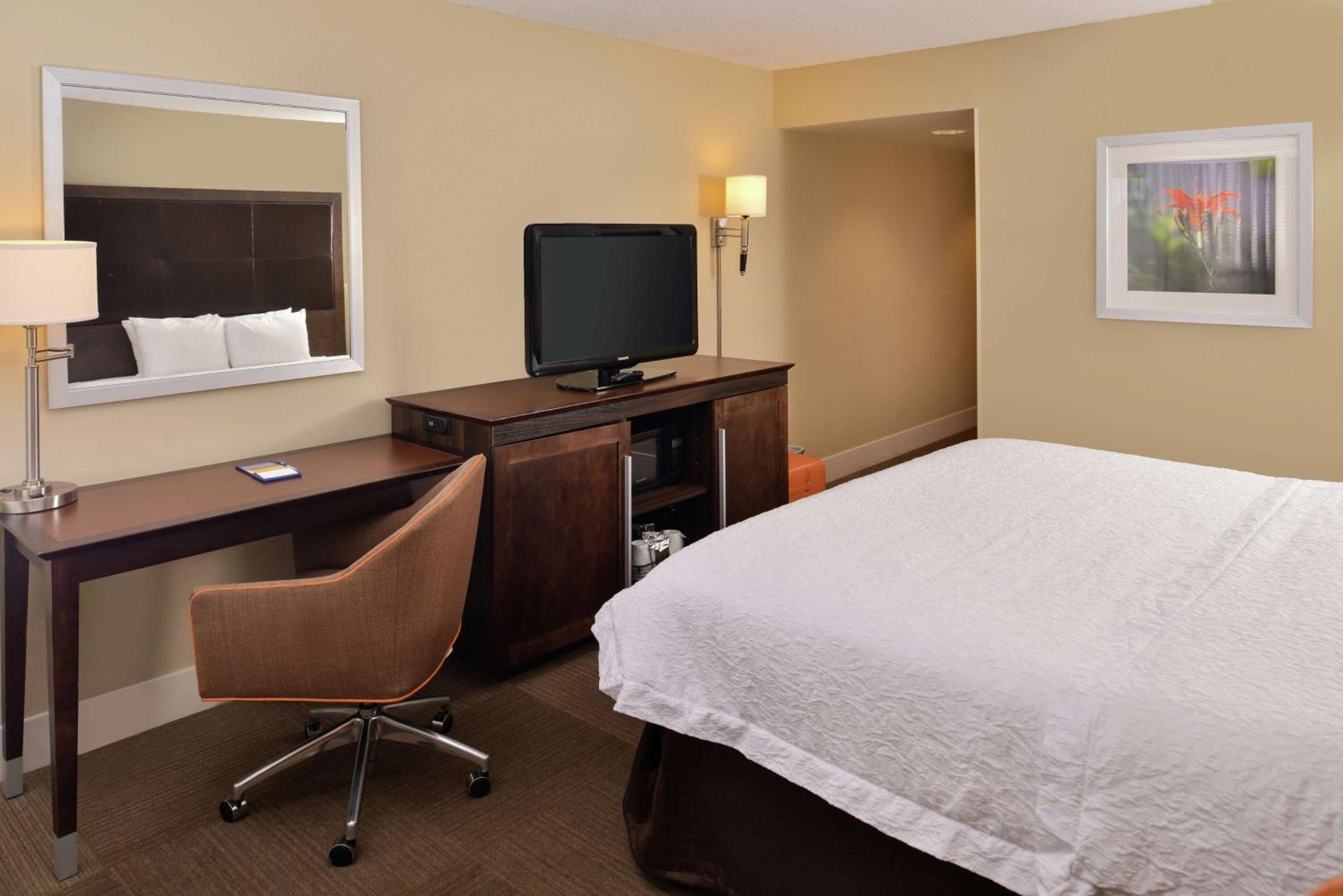 King Room with King Bed - Non-Smoking - Photo 2