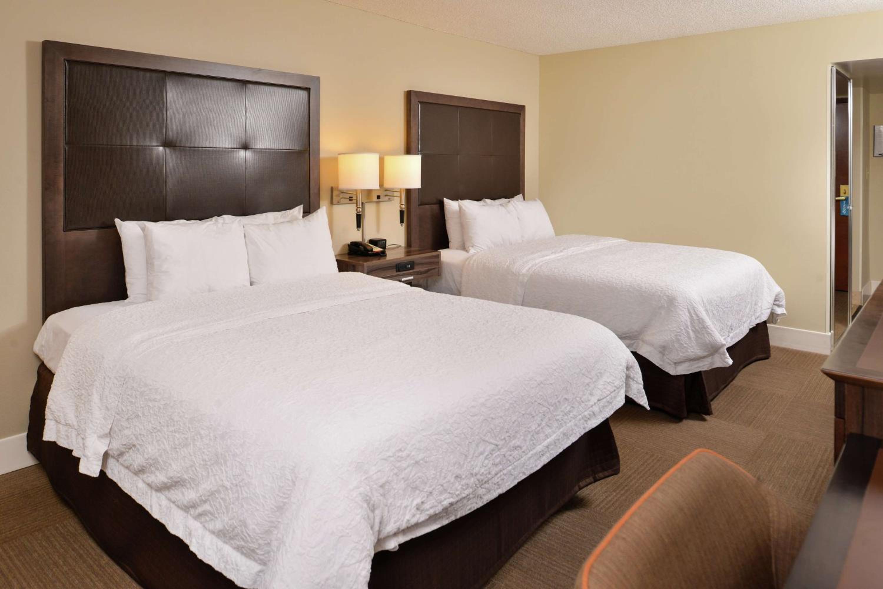 Room with Two Queen Beds - Non-Smoking - Photo 3