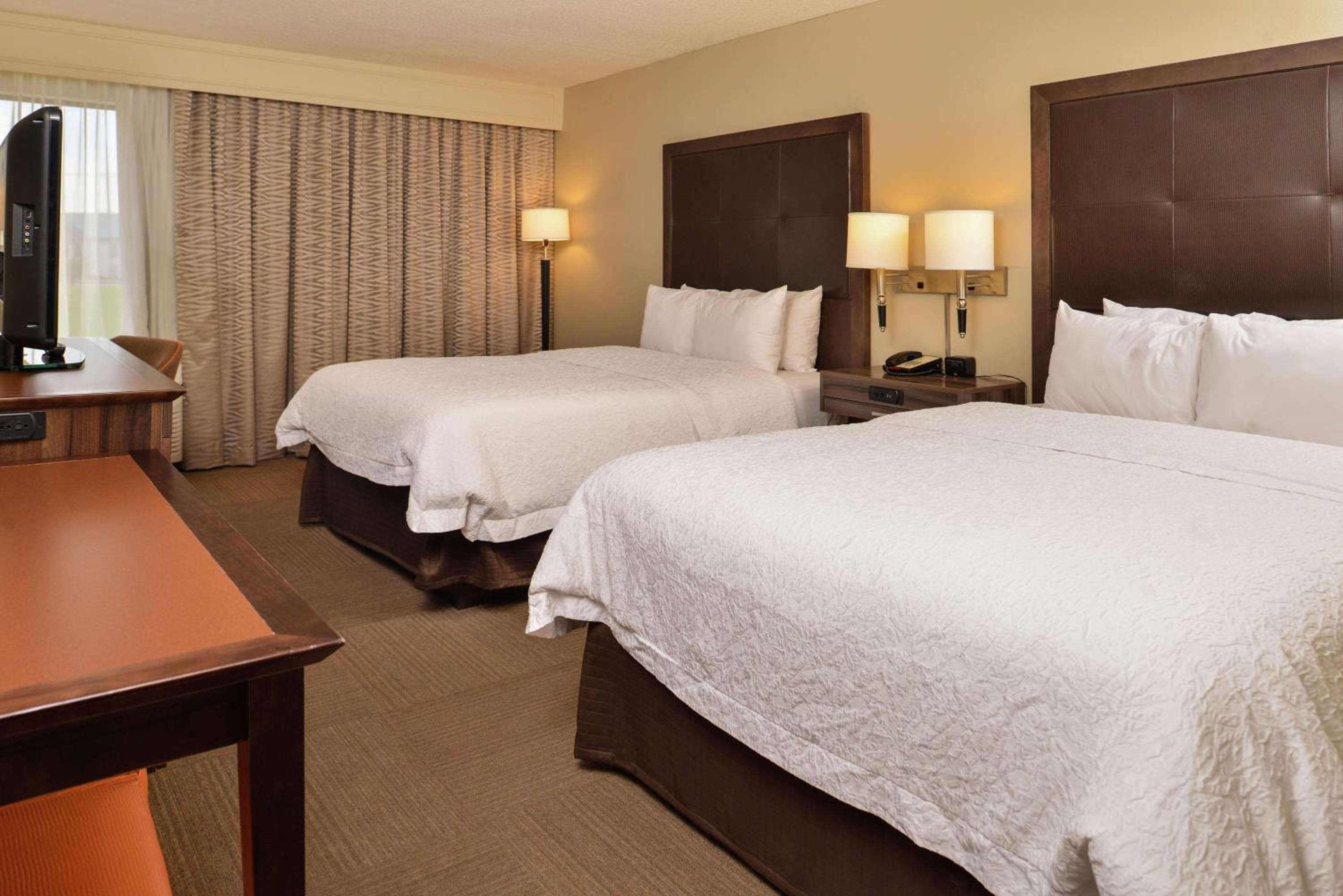 Room with Two Queen Beds - Non-Smoking - Photo 4