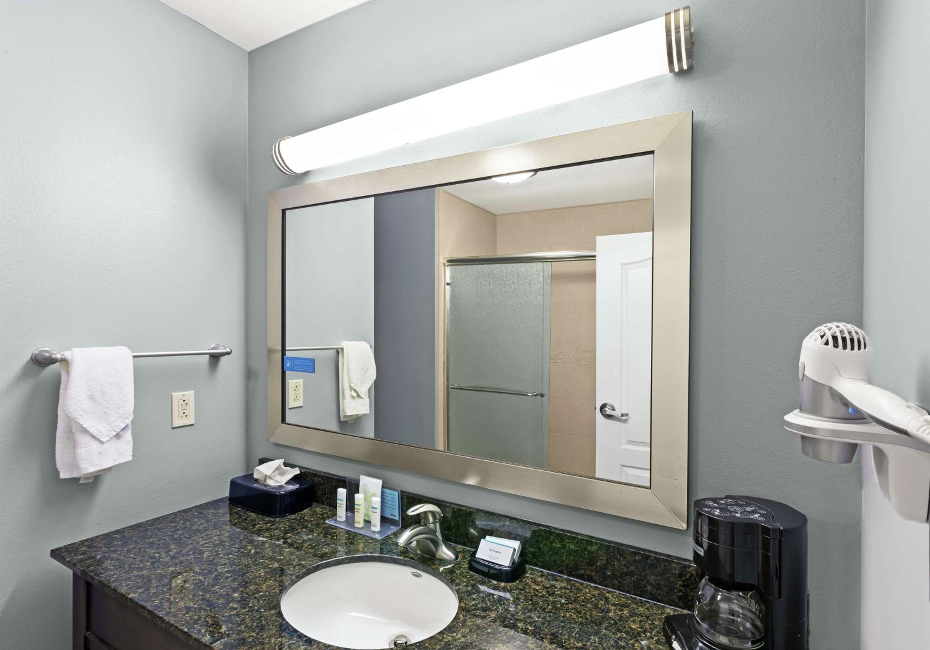 King Room - Hearing Access/Non-Smoking - Photo 2