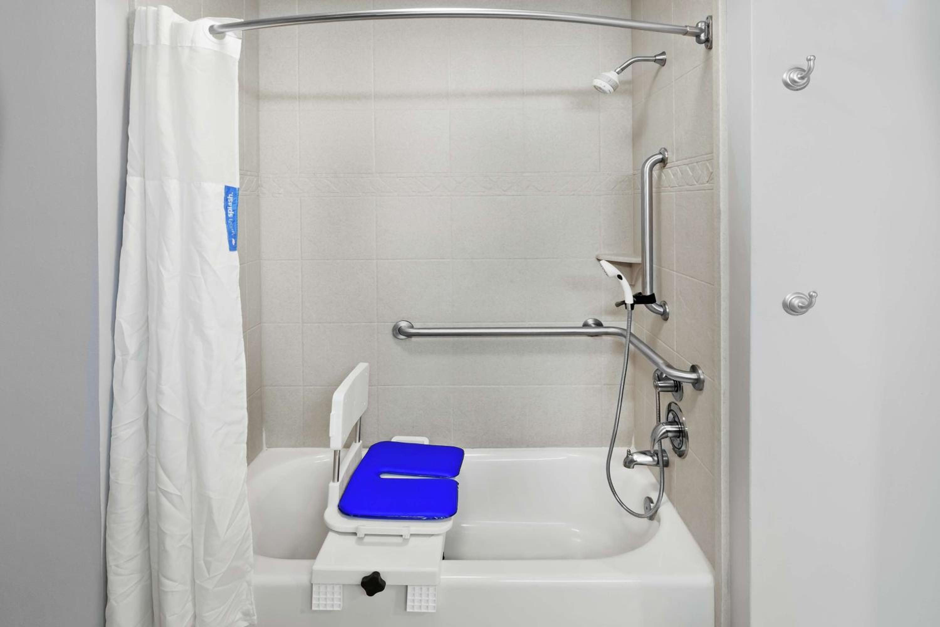 Queen Room with Two Queen Beds - Mobility Access/Non-Smoking - Photo 3
