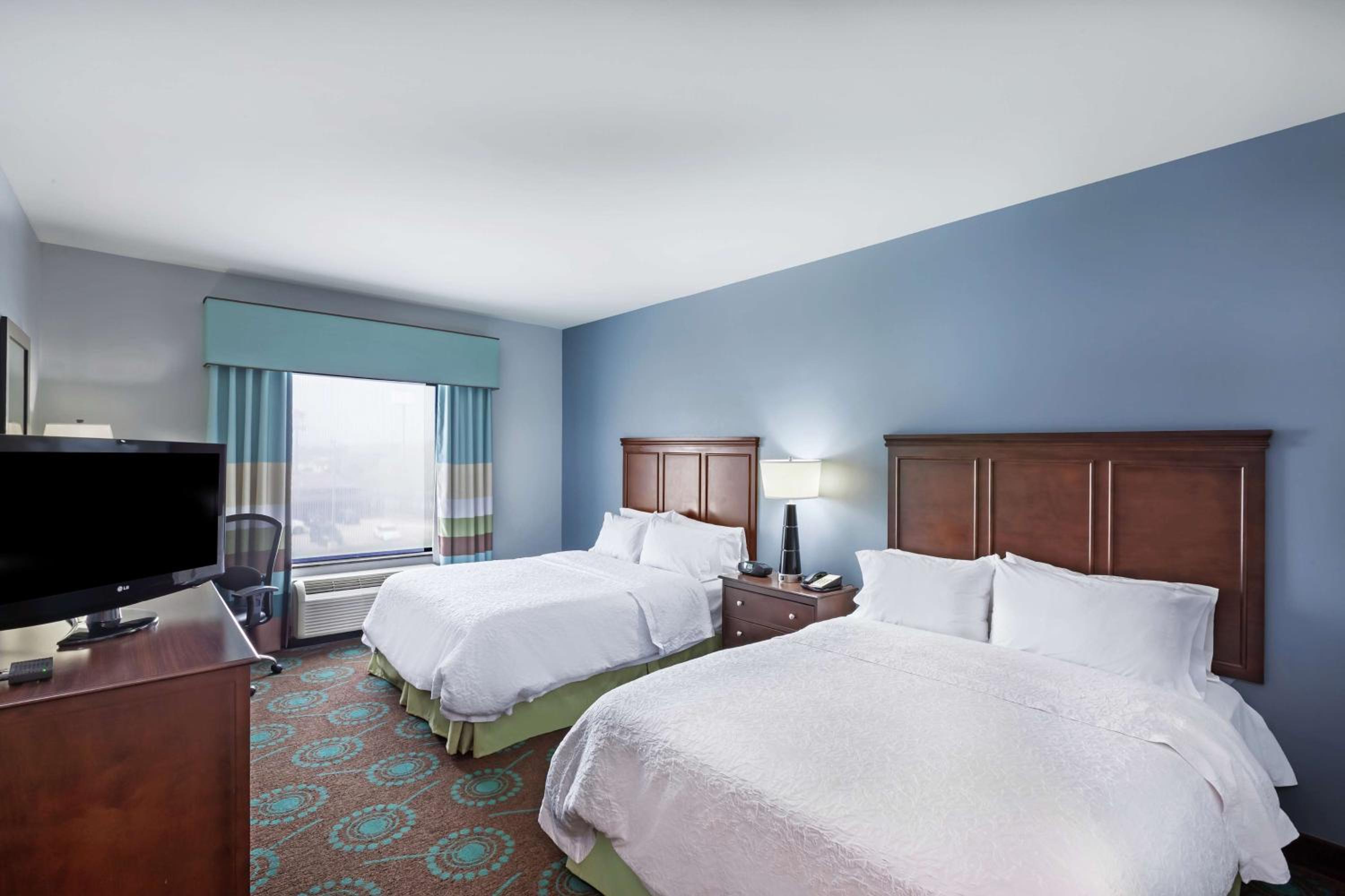 Room with Two Queen Beds - Non-Smoking - Photo 2