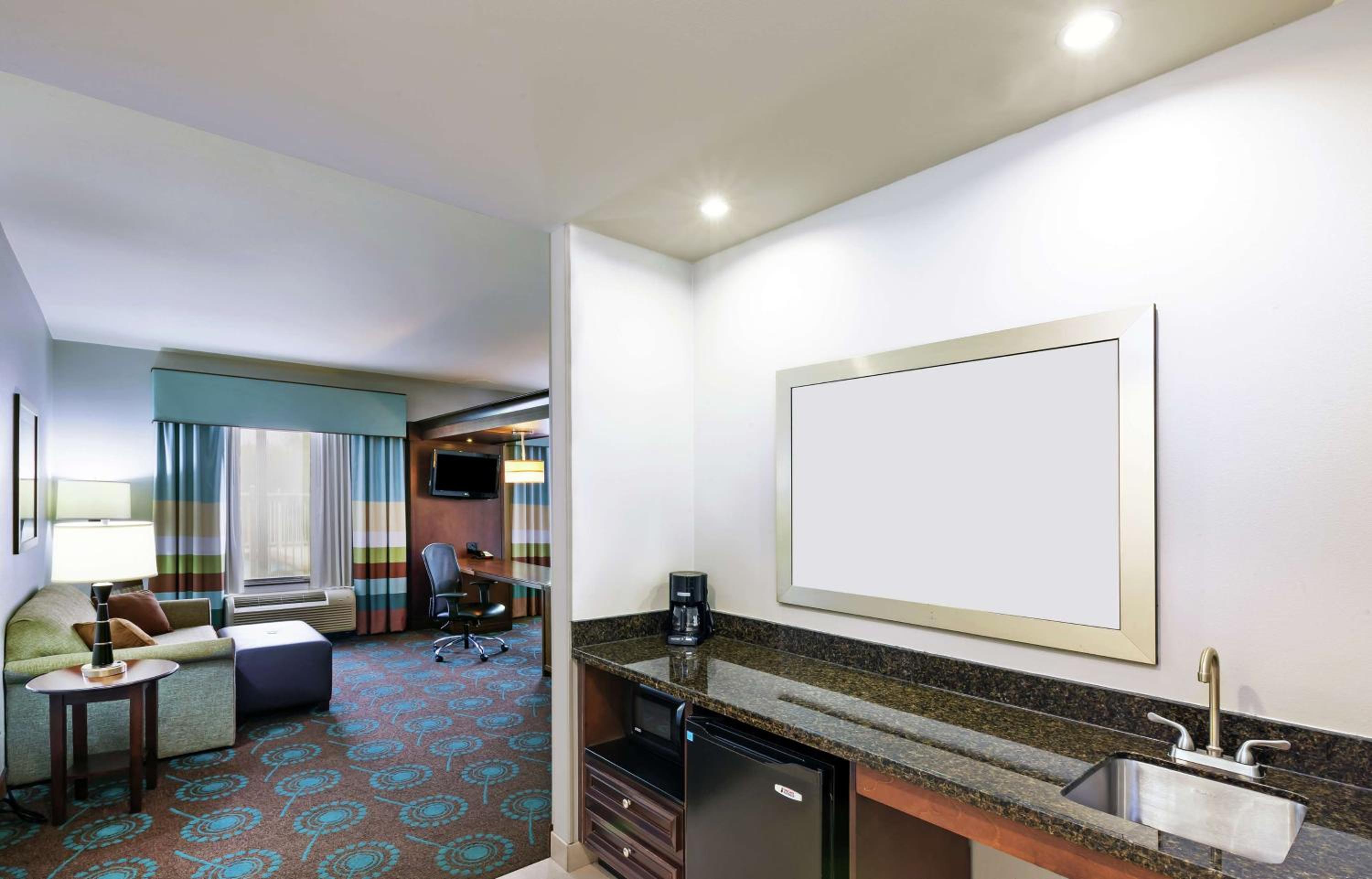 King Studio Suite with Sofa Bed - Non-Smoking - Photo 3