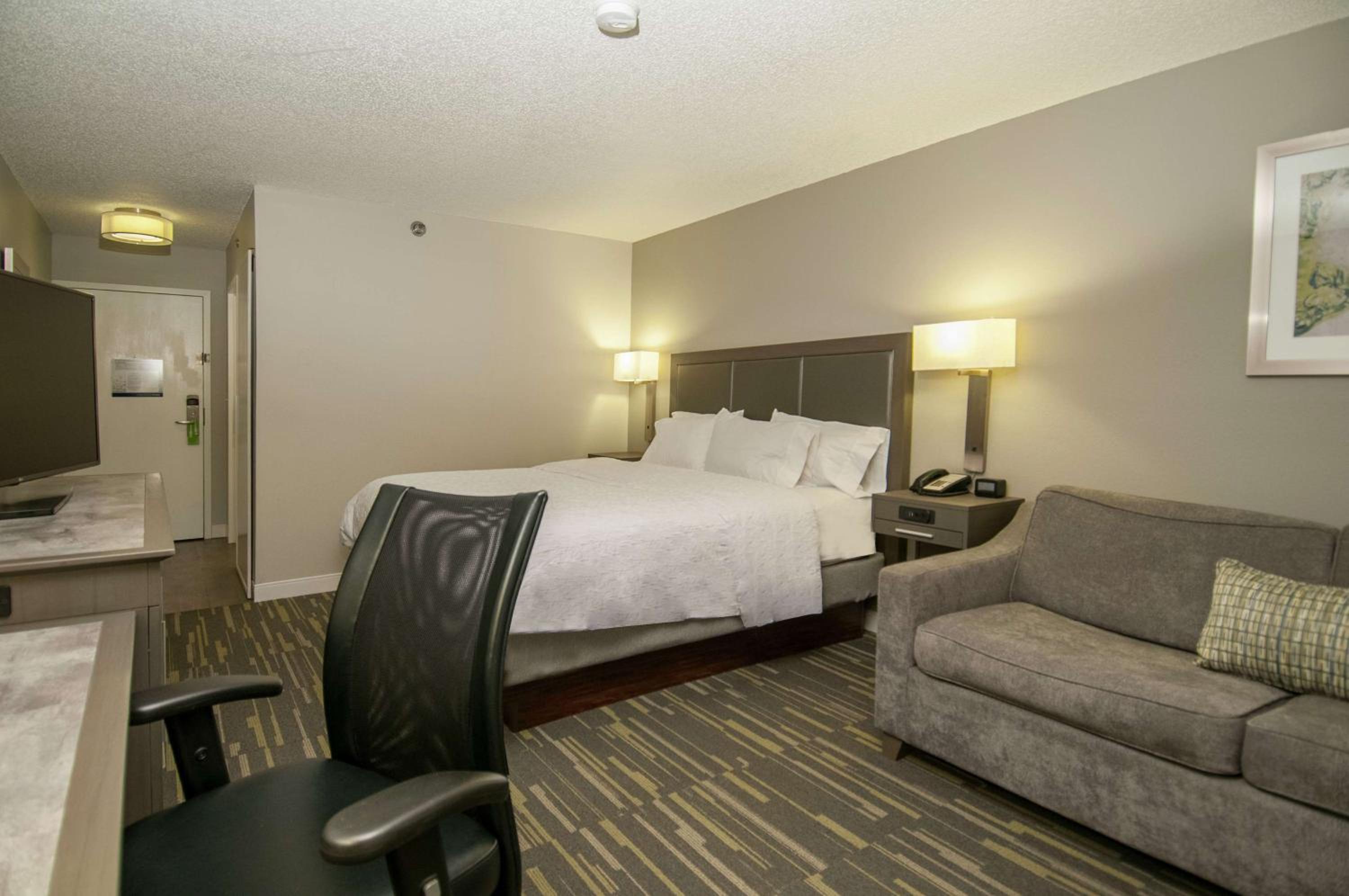King Room with Sofa Bed and Study - Non-Smoking - Photo 4