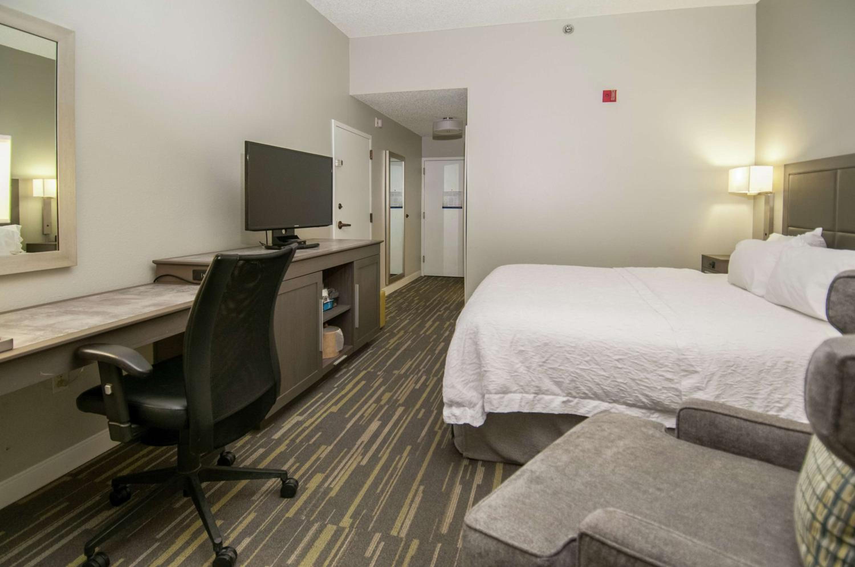 King Room with King Bed - Non-Smoking - Photo 1