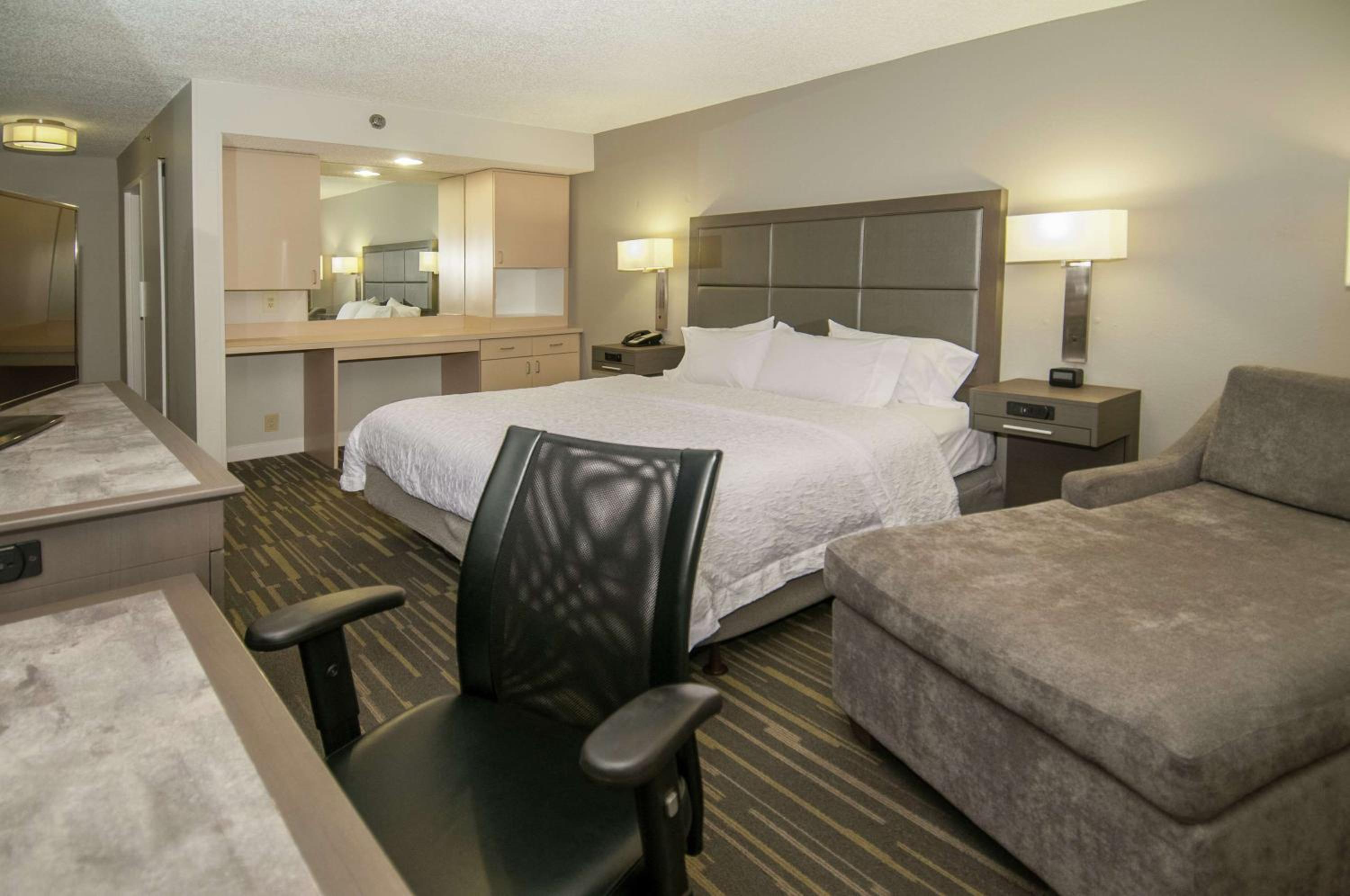 King Room with King Bed - Non-Smoking - Photo 3