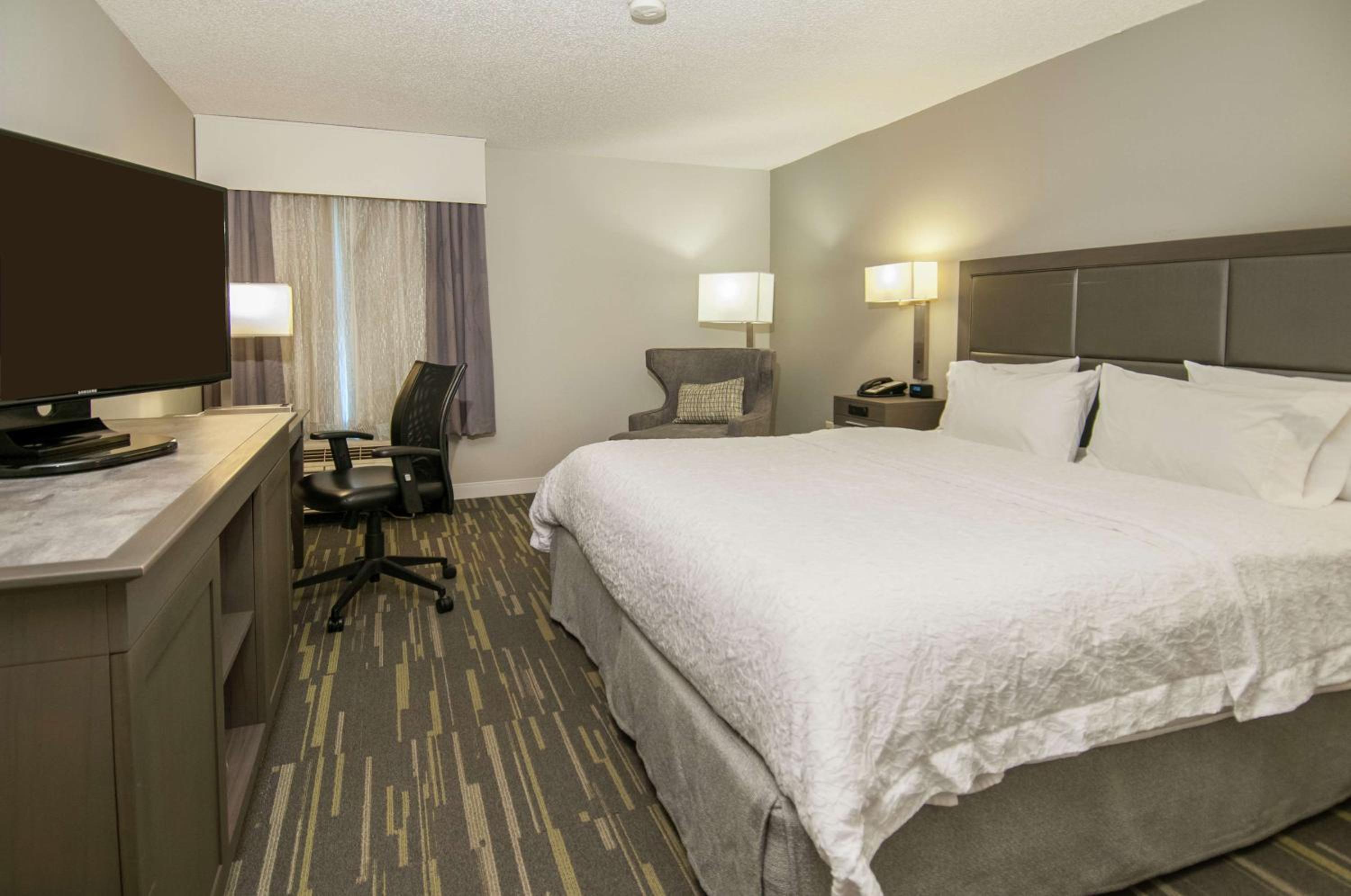 King Room with King Bed - Non-Smoking - Photo 2