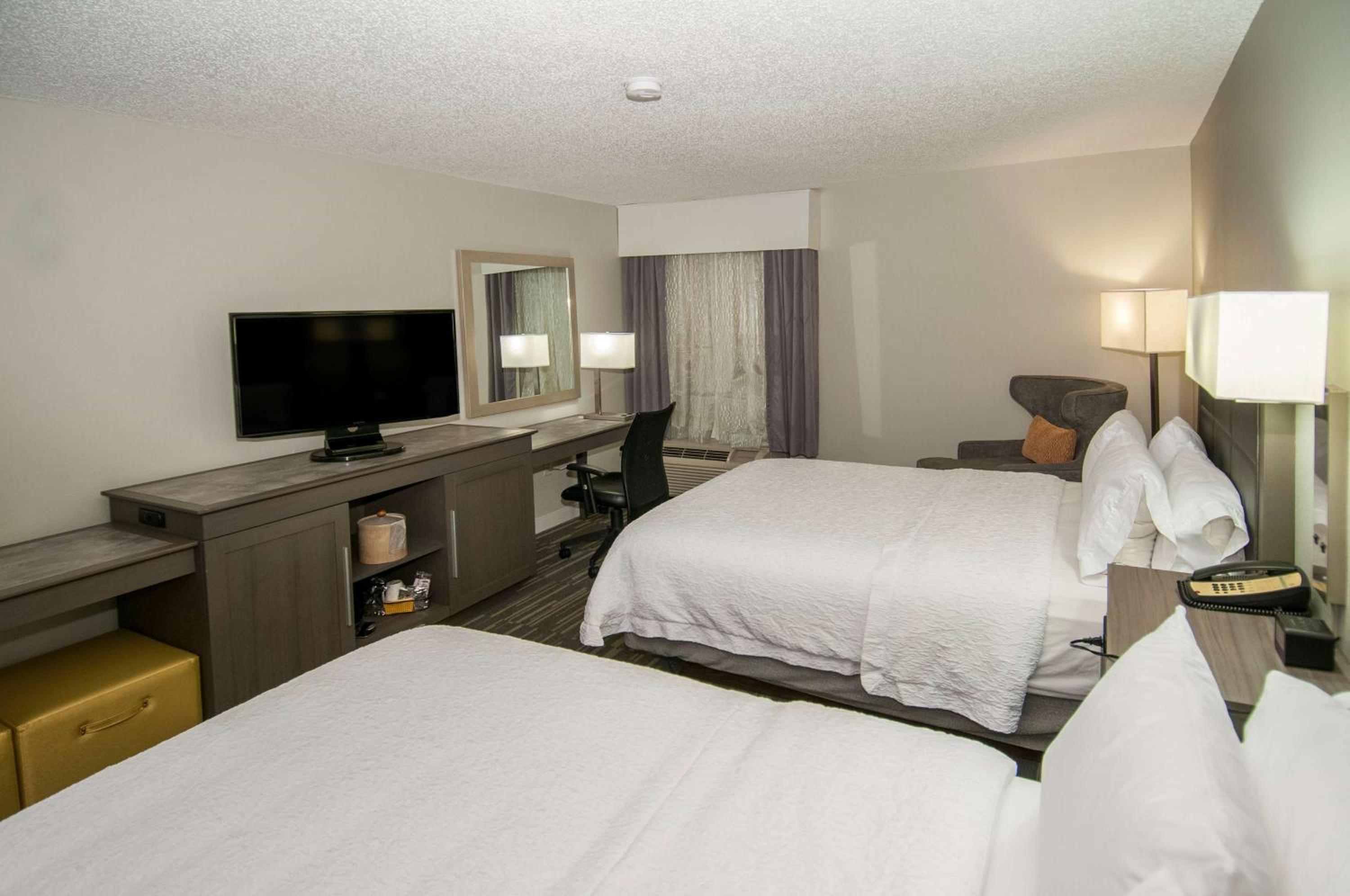 Queen Room with Two Queen Beds - Non-Smoking - Photo 2