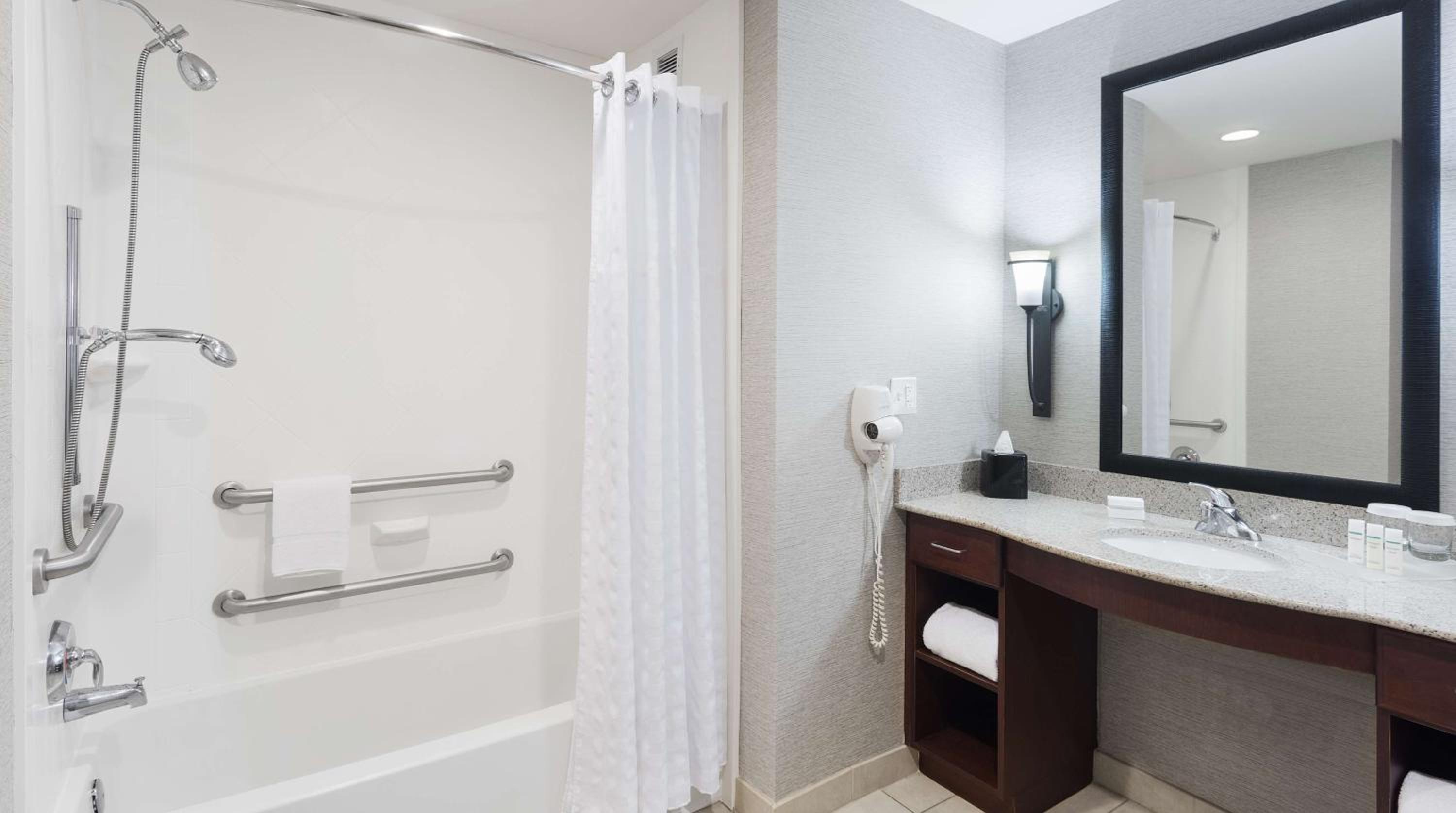 Suite with Two Queen Beds and Tub - Mobility and Hearing Access/Non-Smoking - Photo 7