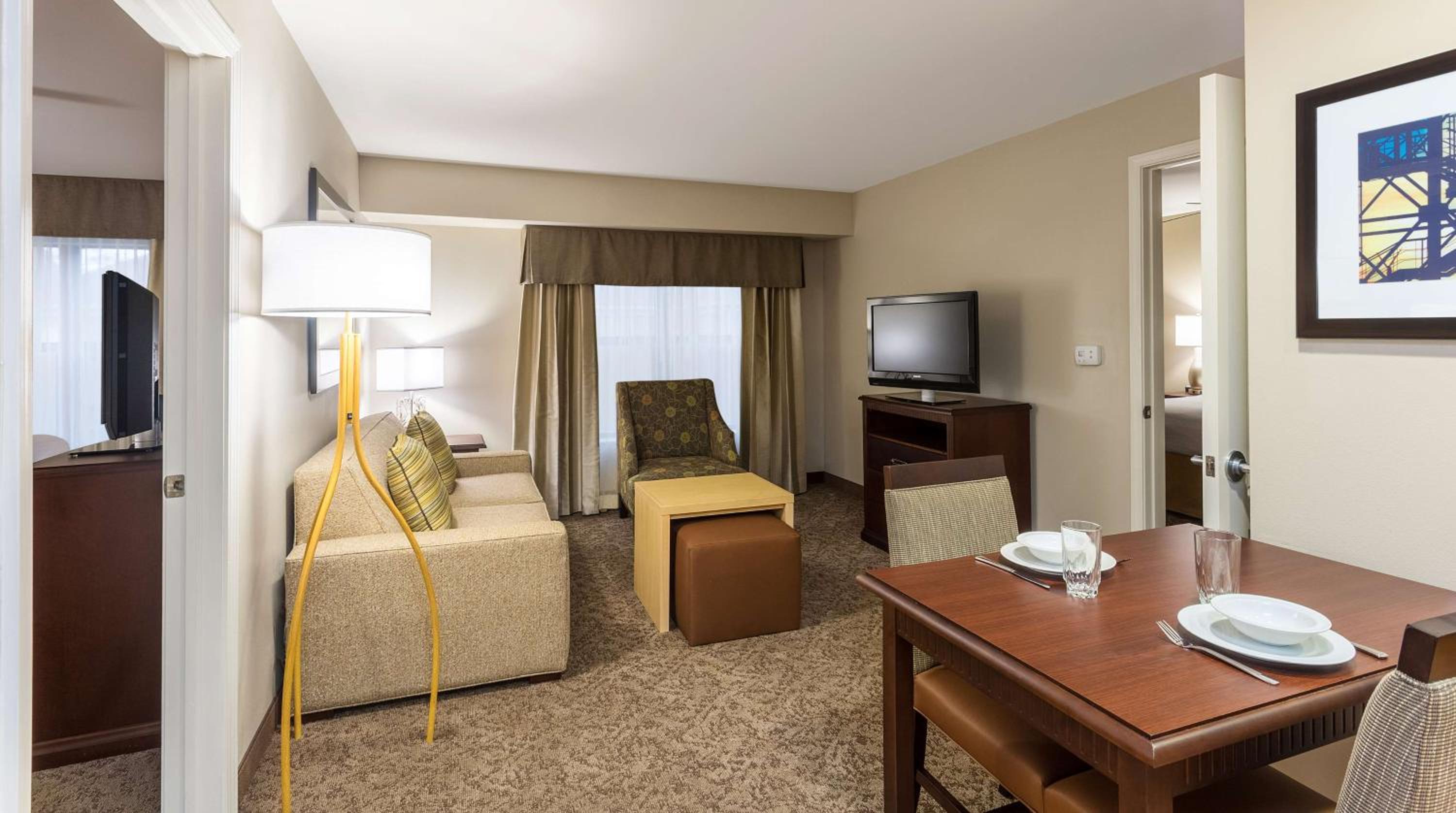 Two Bedroom Suite with One King and Two Queen Beds - Non-Smoking - Photo 2