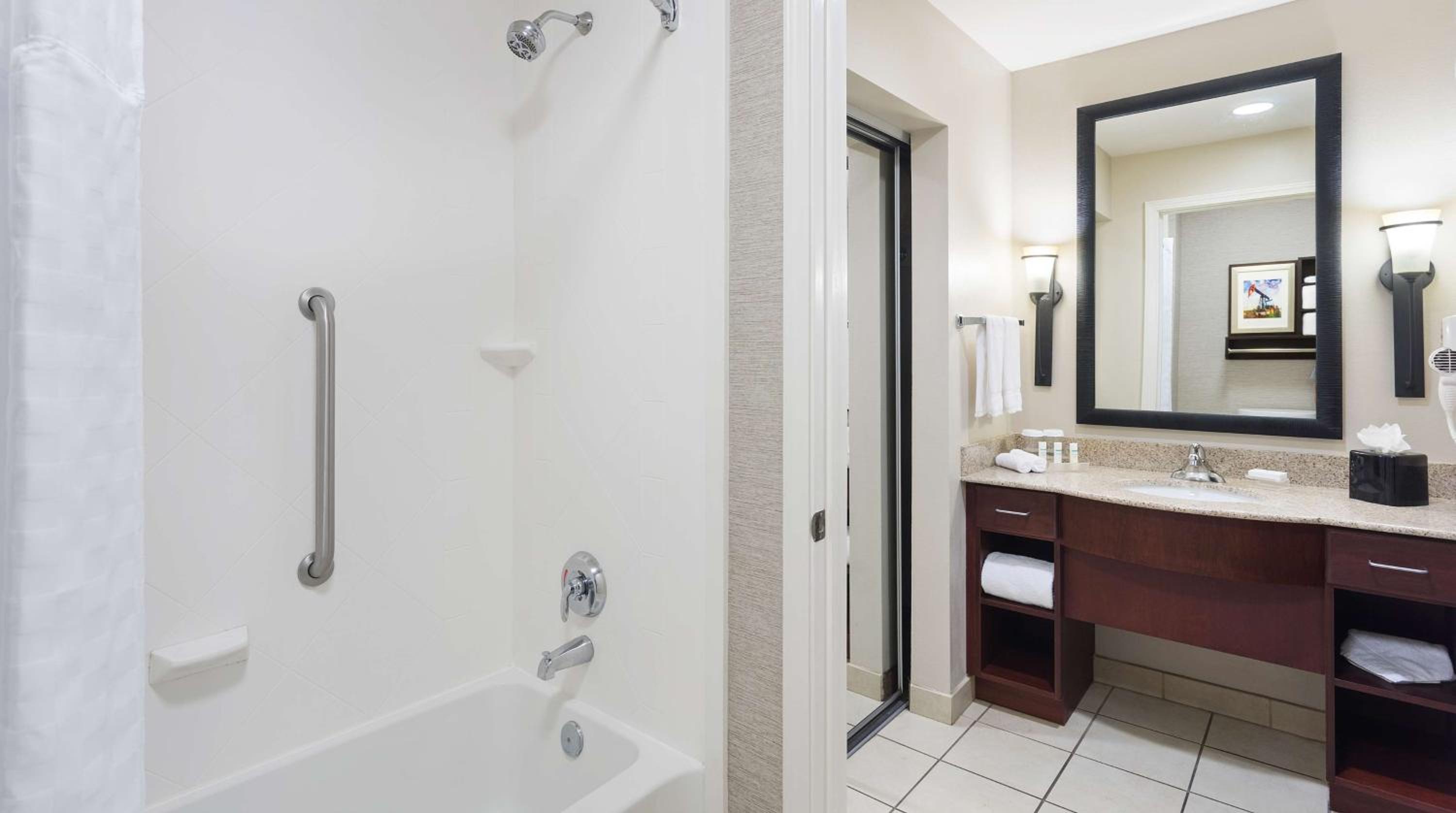 Two Bedroom Suite with One King and Two Queen Beds - Non-Smoking - Photo 6