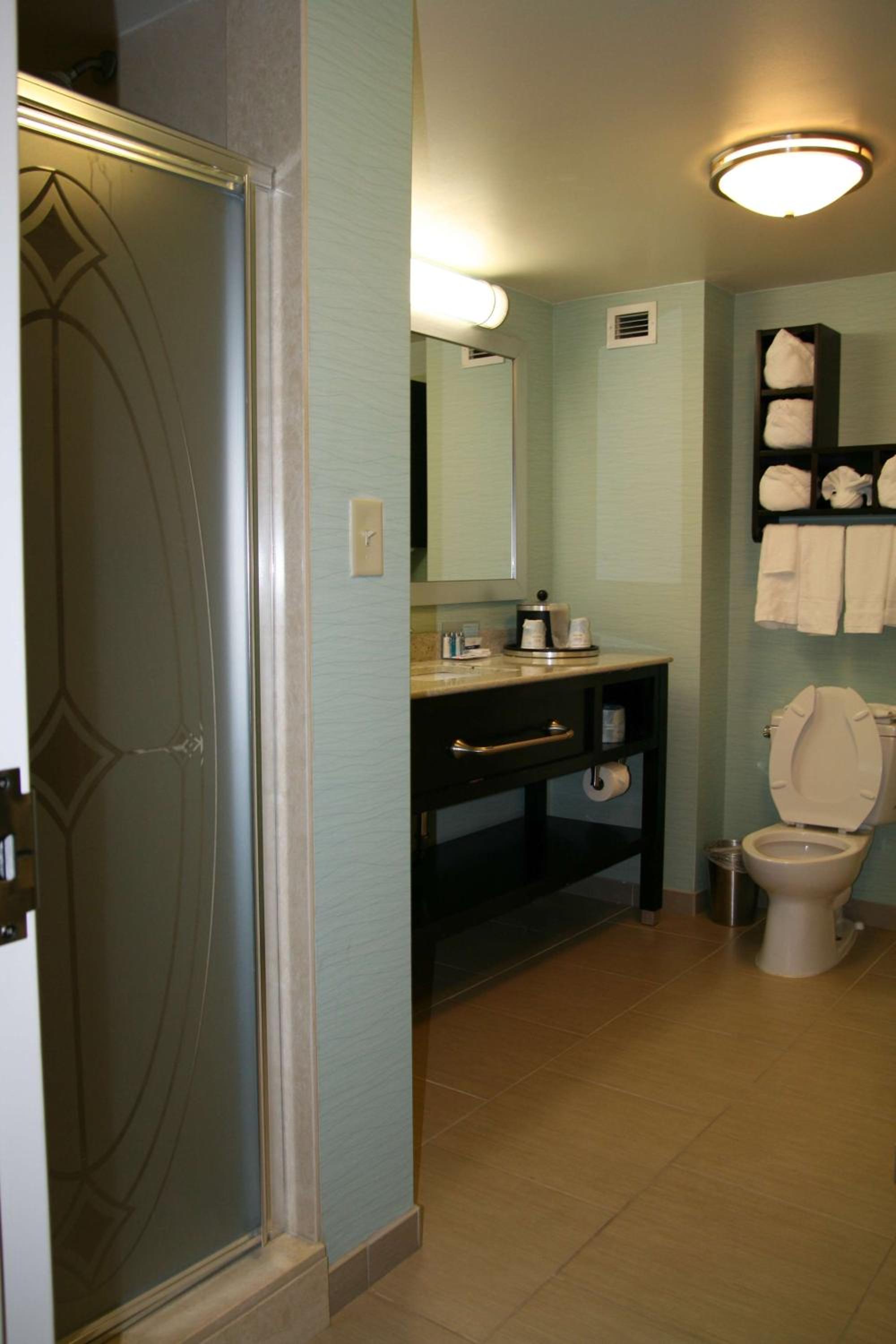 One-Bedroom King Suite with Sofa Bed and Garden Tub - Photo 2