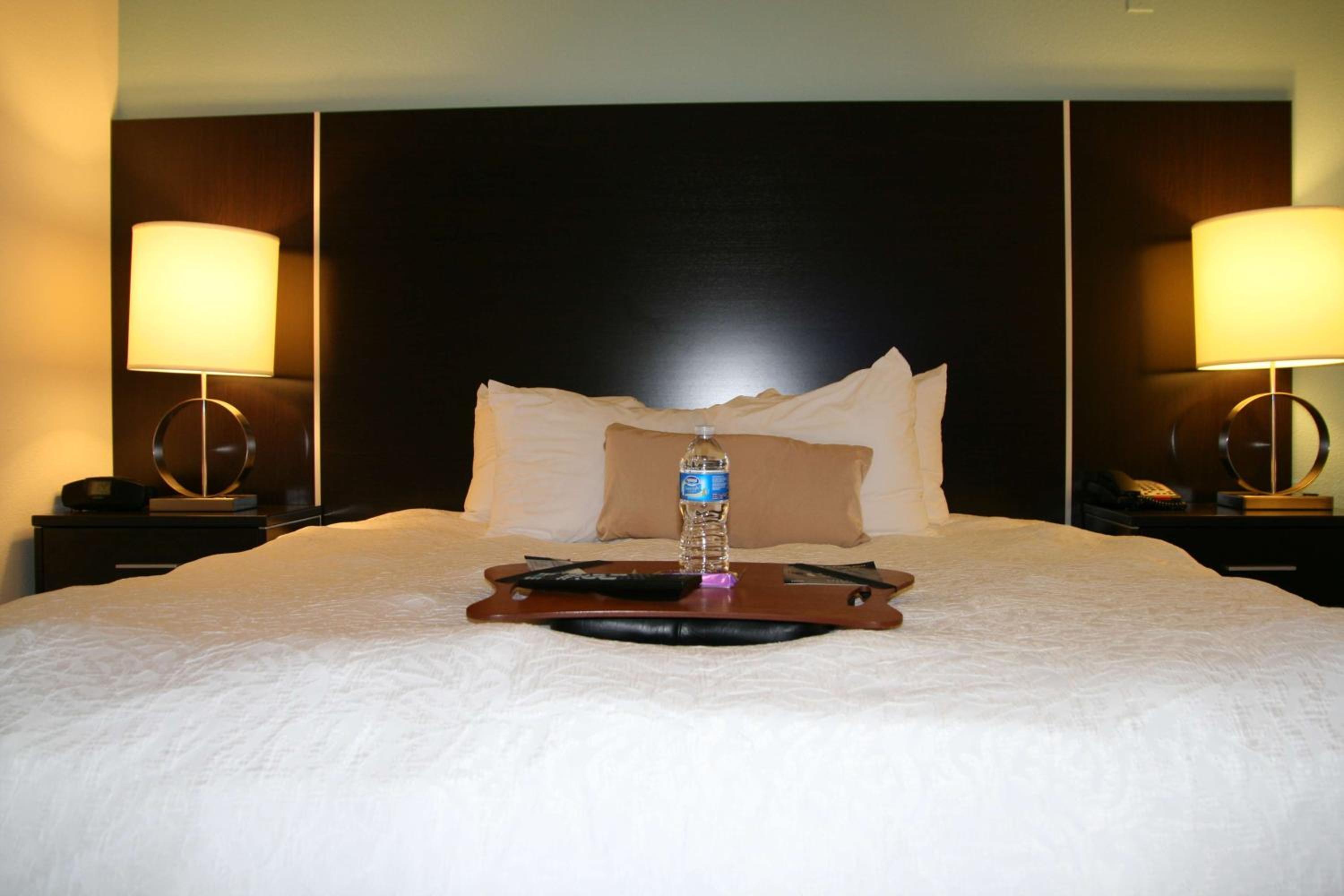 King Room with King Bed - Non-Smoking - Photo 3