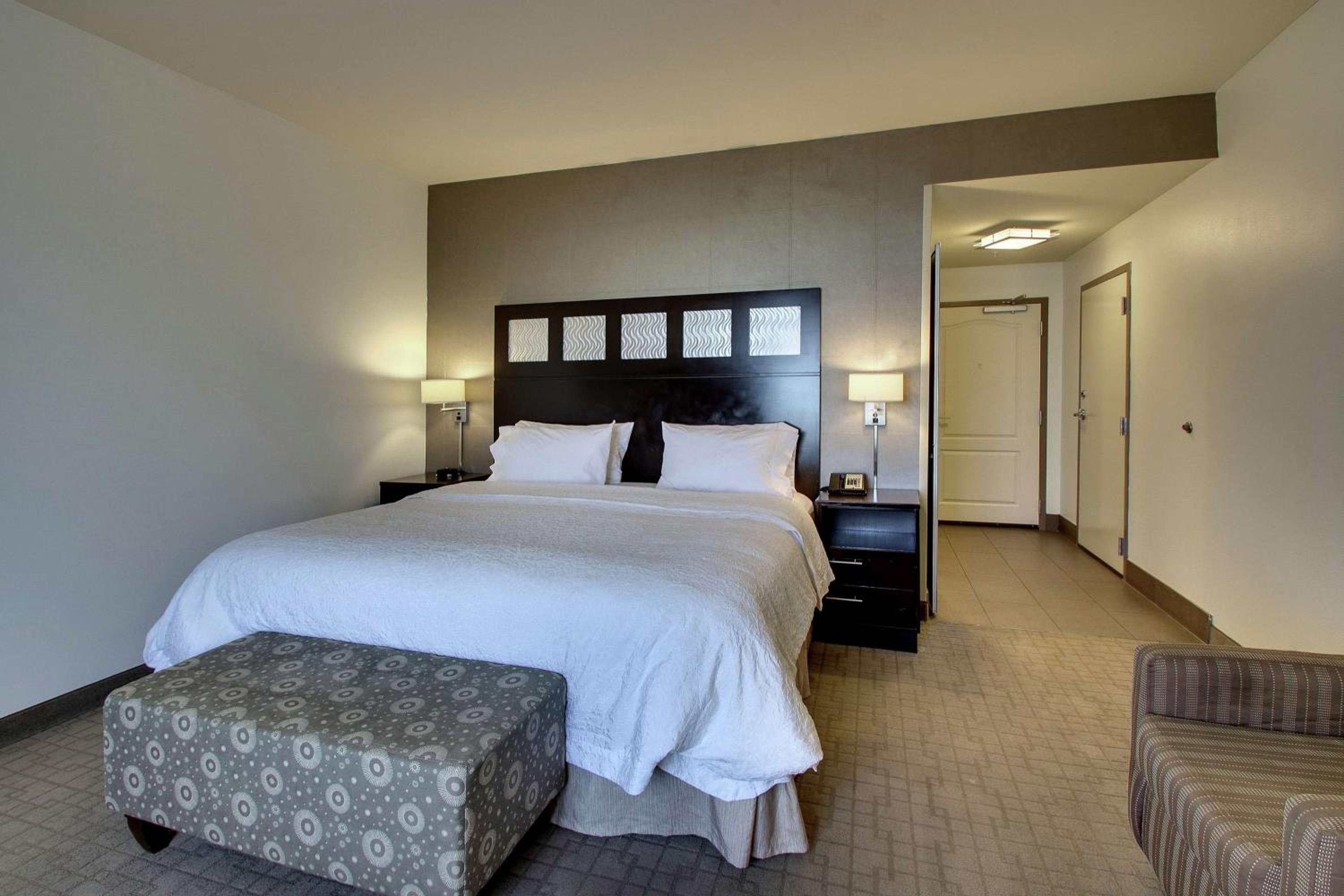 King Room with King Bed - Non-Smoking - Photo 1