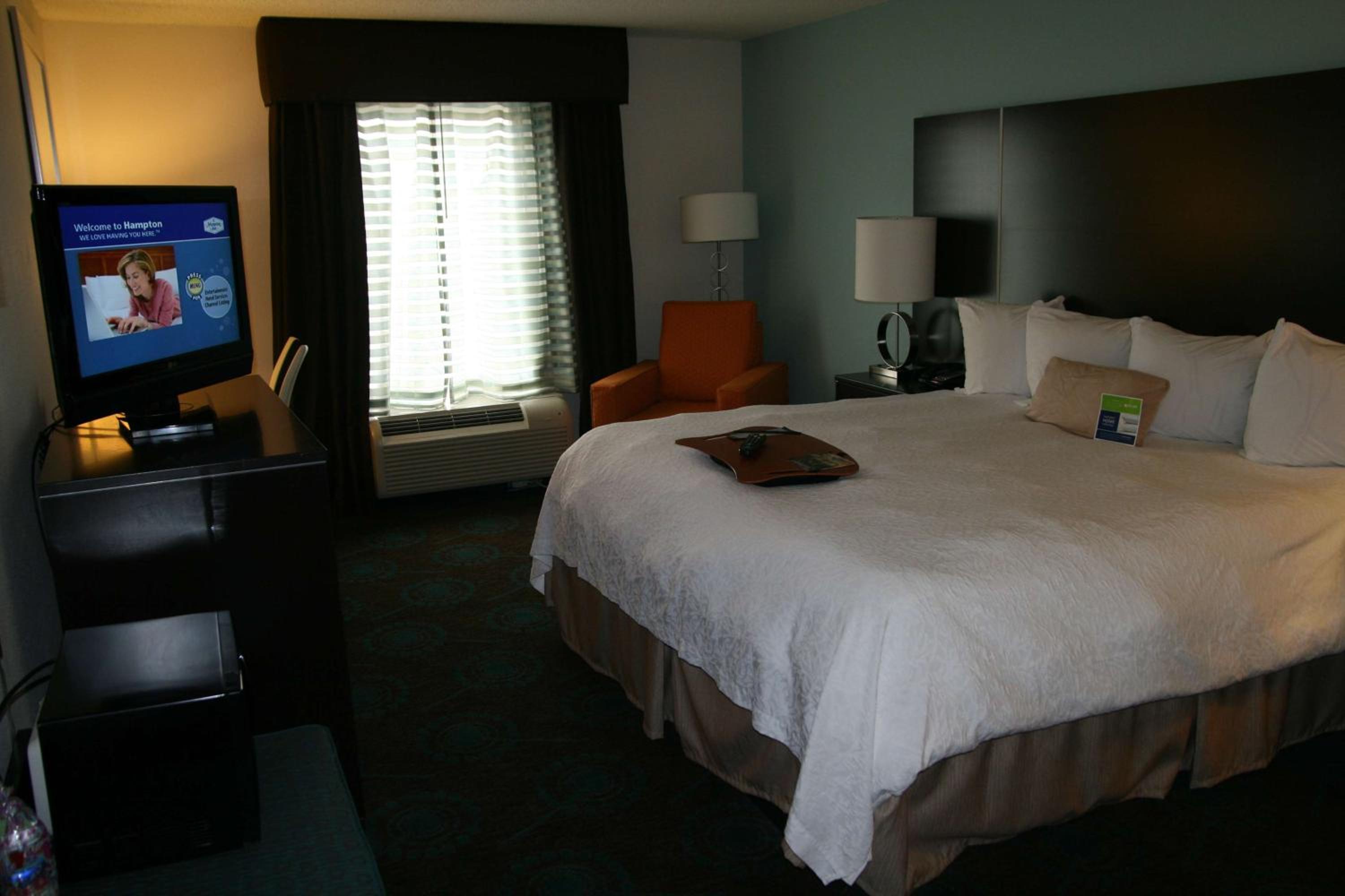 King Room with King Bed - Non-Smoking - Photo 5