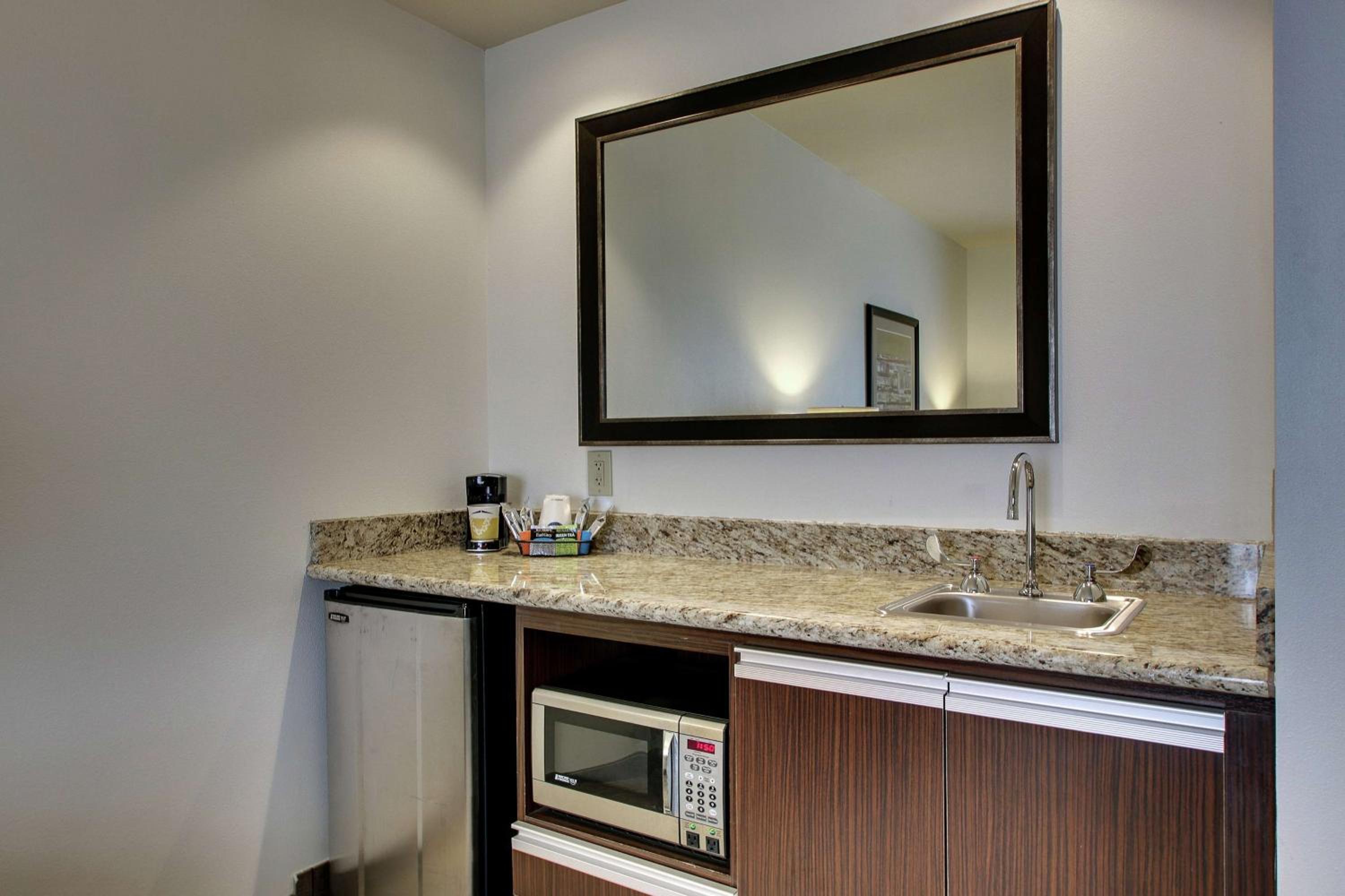 One-Bedroom King Suite - Non-Smoking - Photo 2