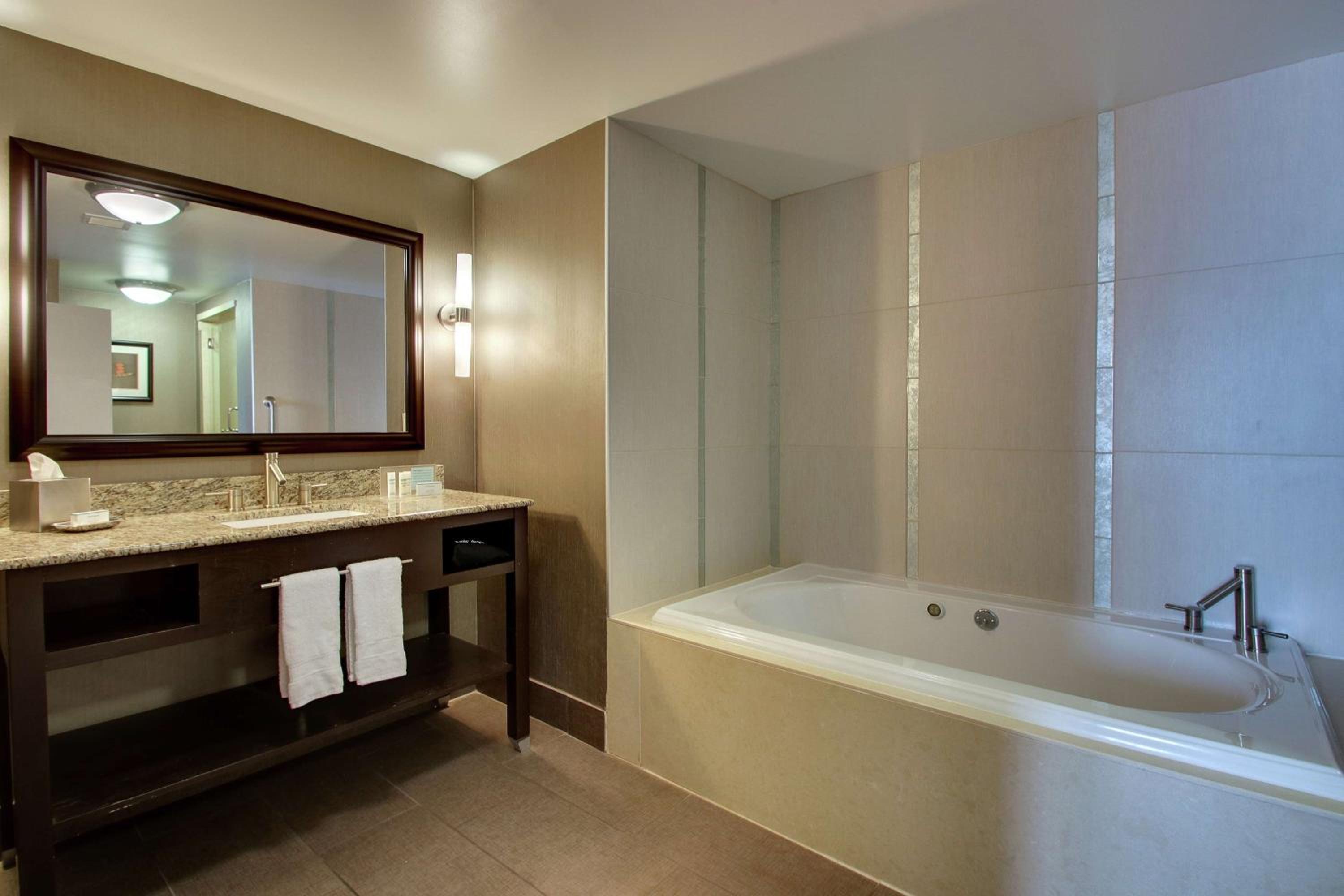 One-Bedroom King Suite - Non-Smoking - Photo 7