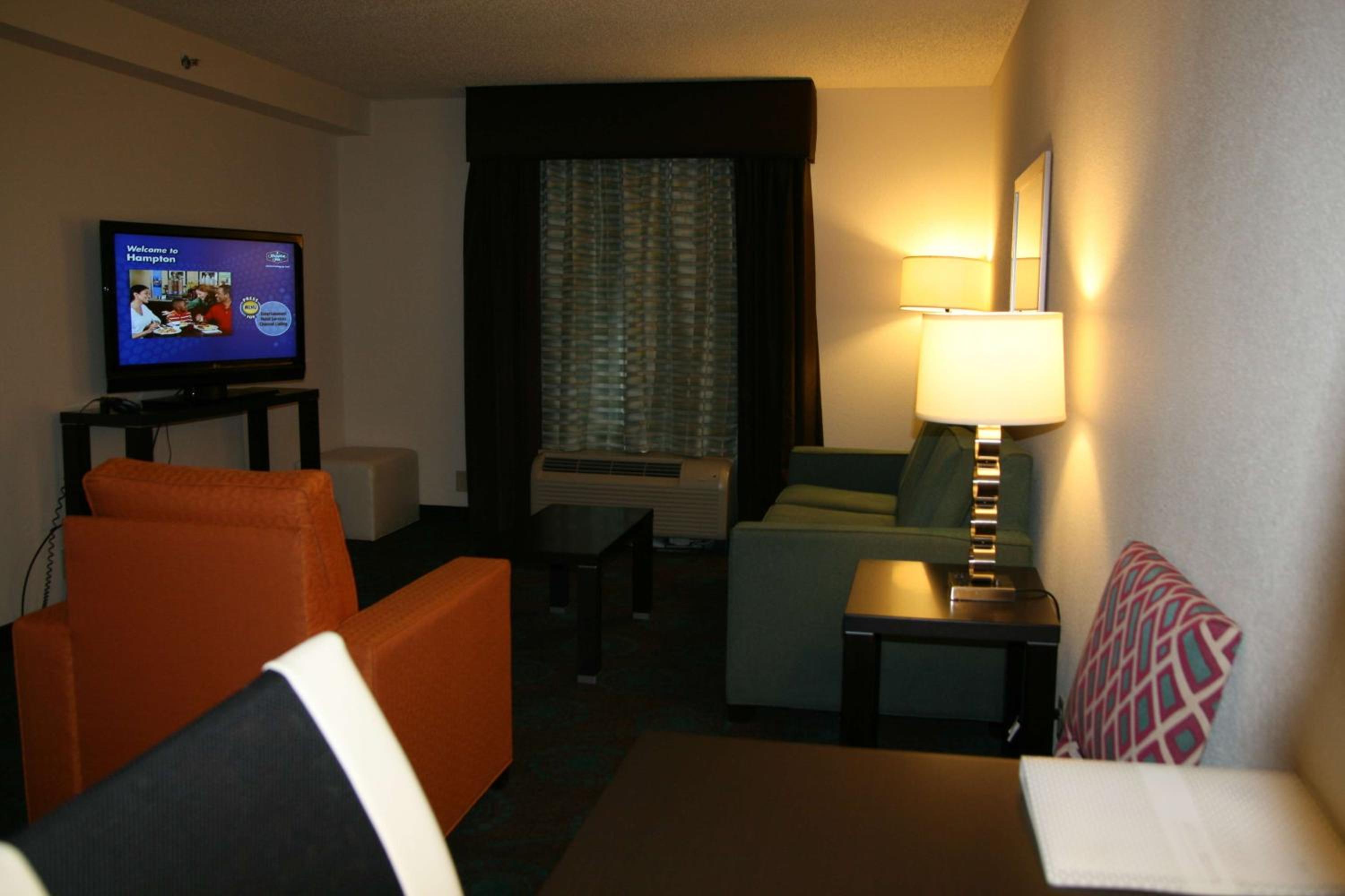 One-Bedroom King Suite with Sofa Bed and Garden Tub - Photo 3