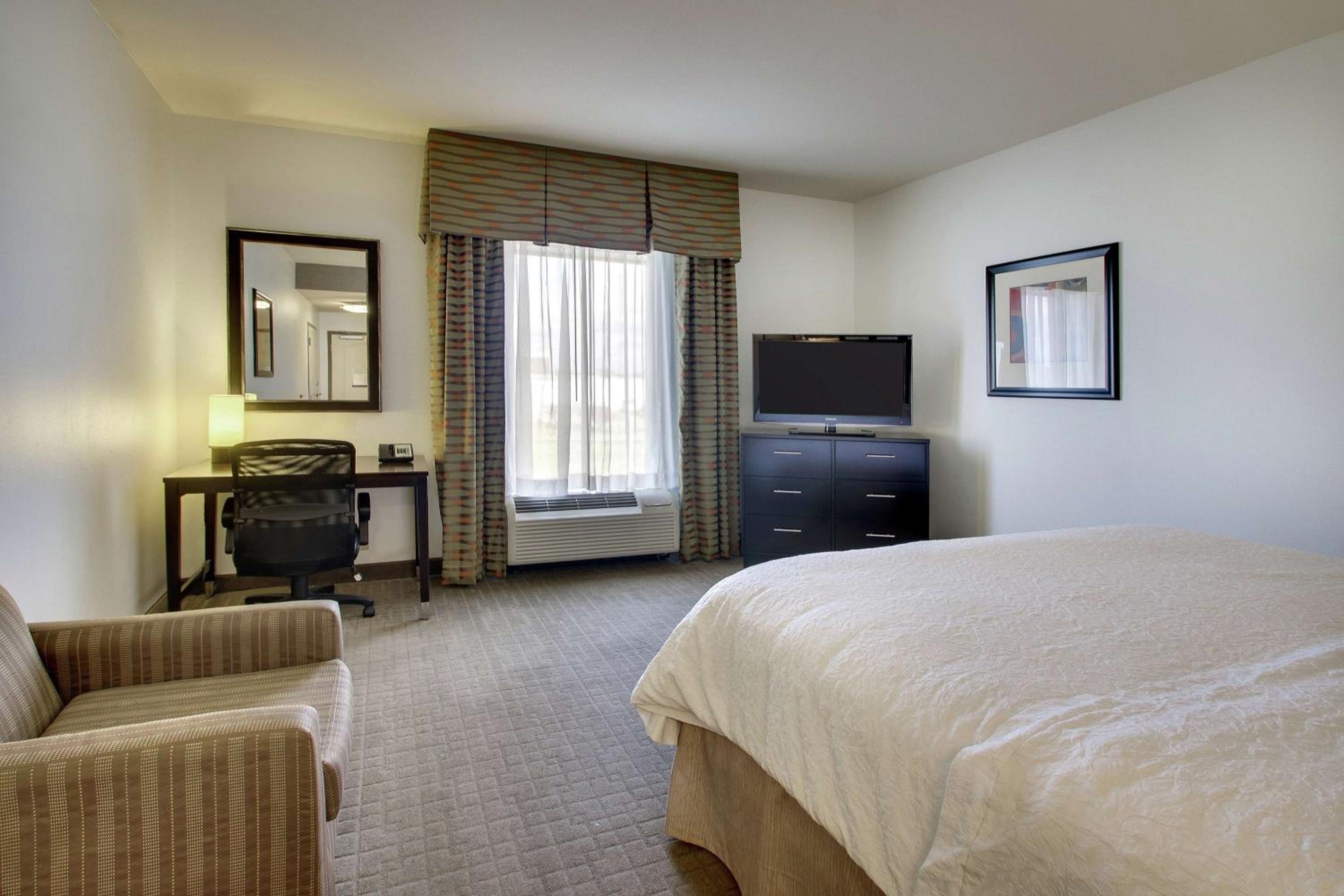King Room with King Bed - Non-Smoking - Photo 2
