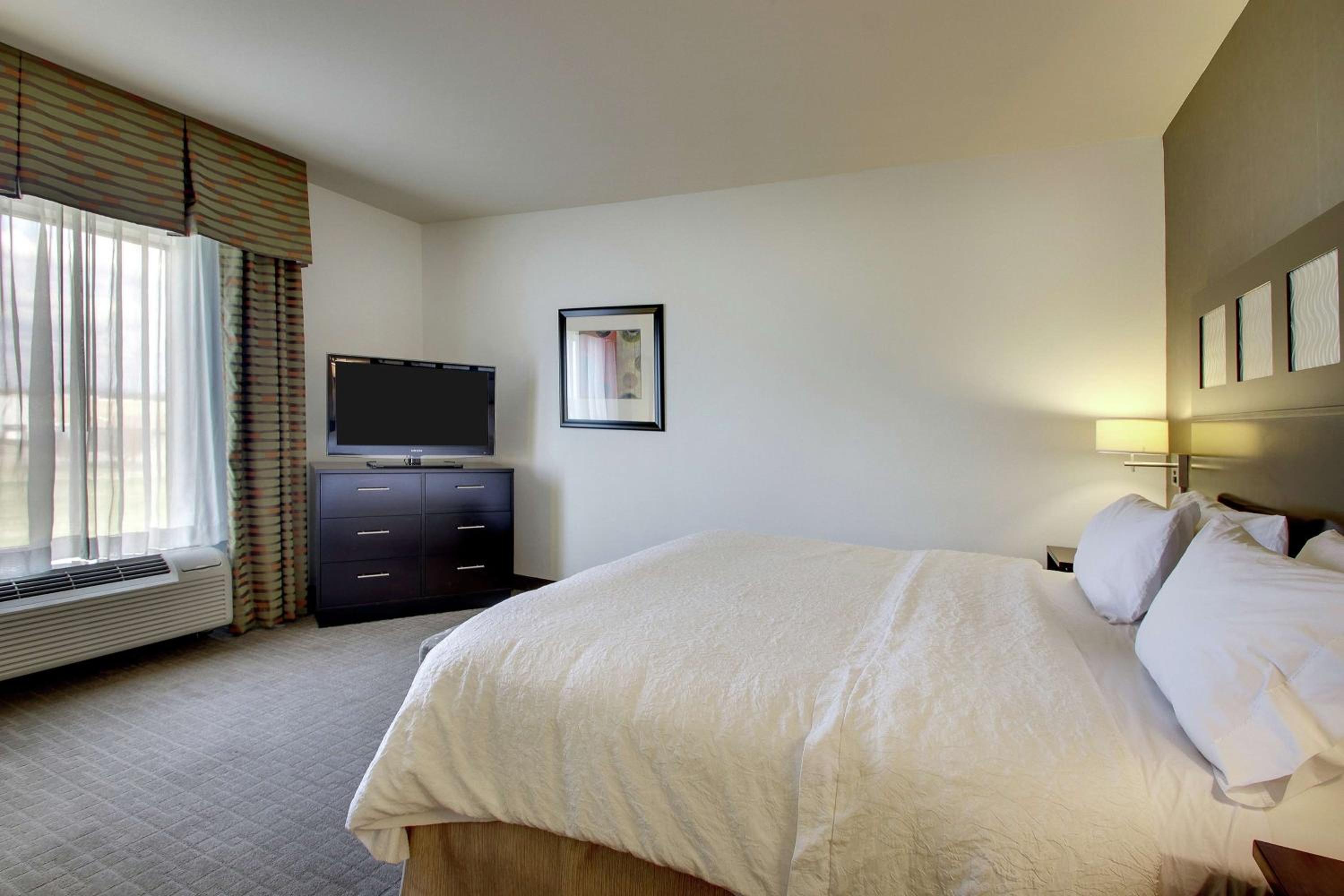 King Room with King Bed - Non-Smoking - Photo 4