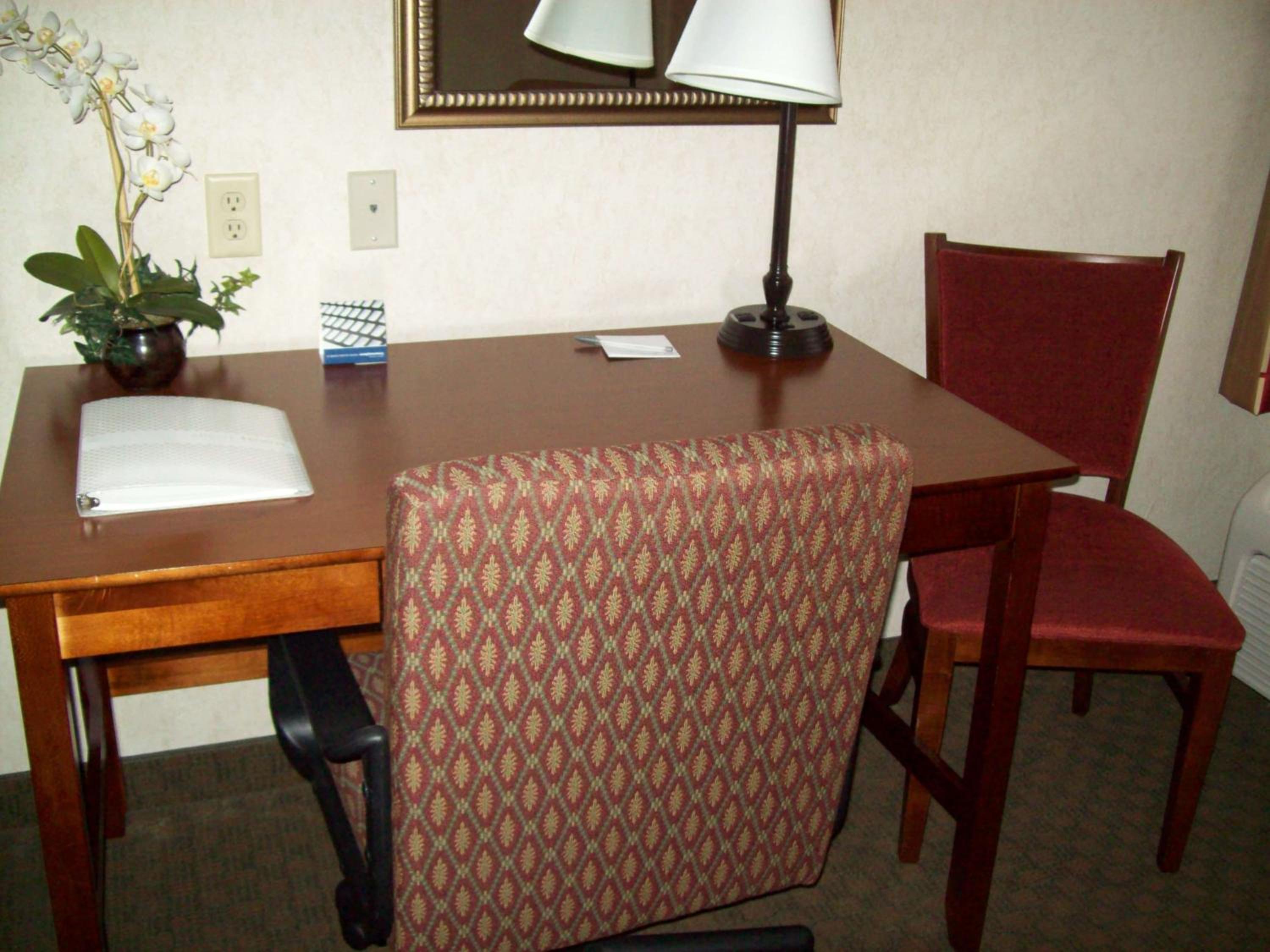 King Room with King Bed - Non-Smoking - Photo 6