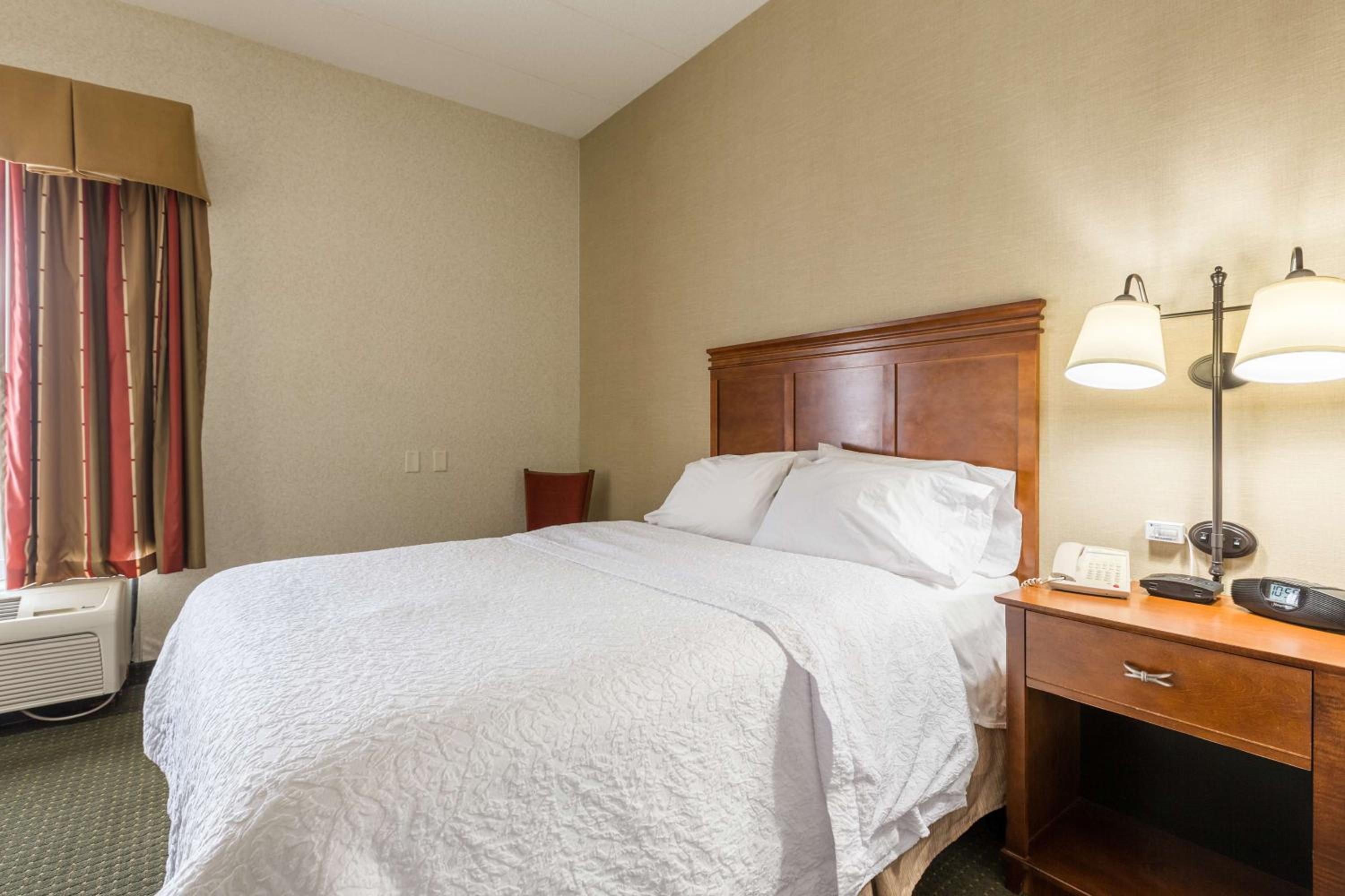 Queen Room with Two Queen Beds - Hearing Access/Non-Smoking - Photo 2