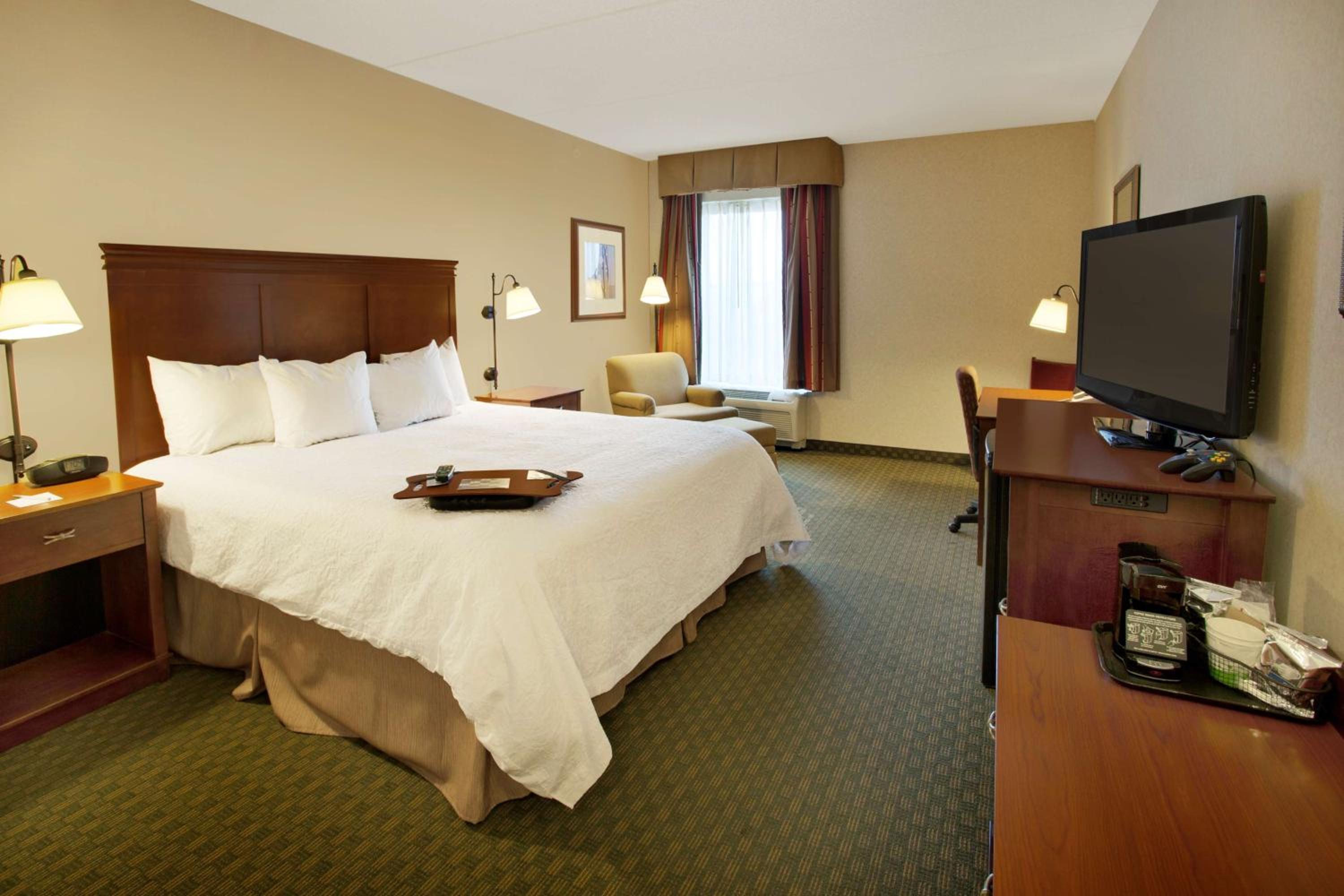 King Room with King Bed - Non-Smoking - Photo 2