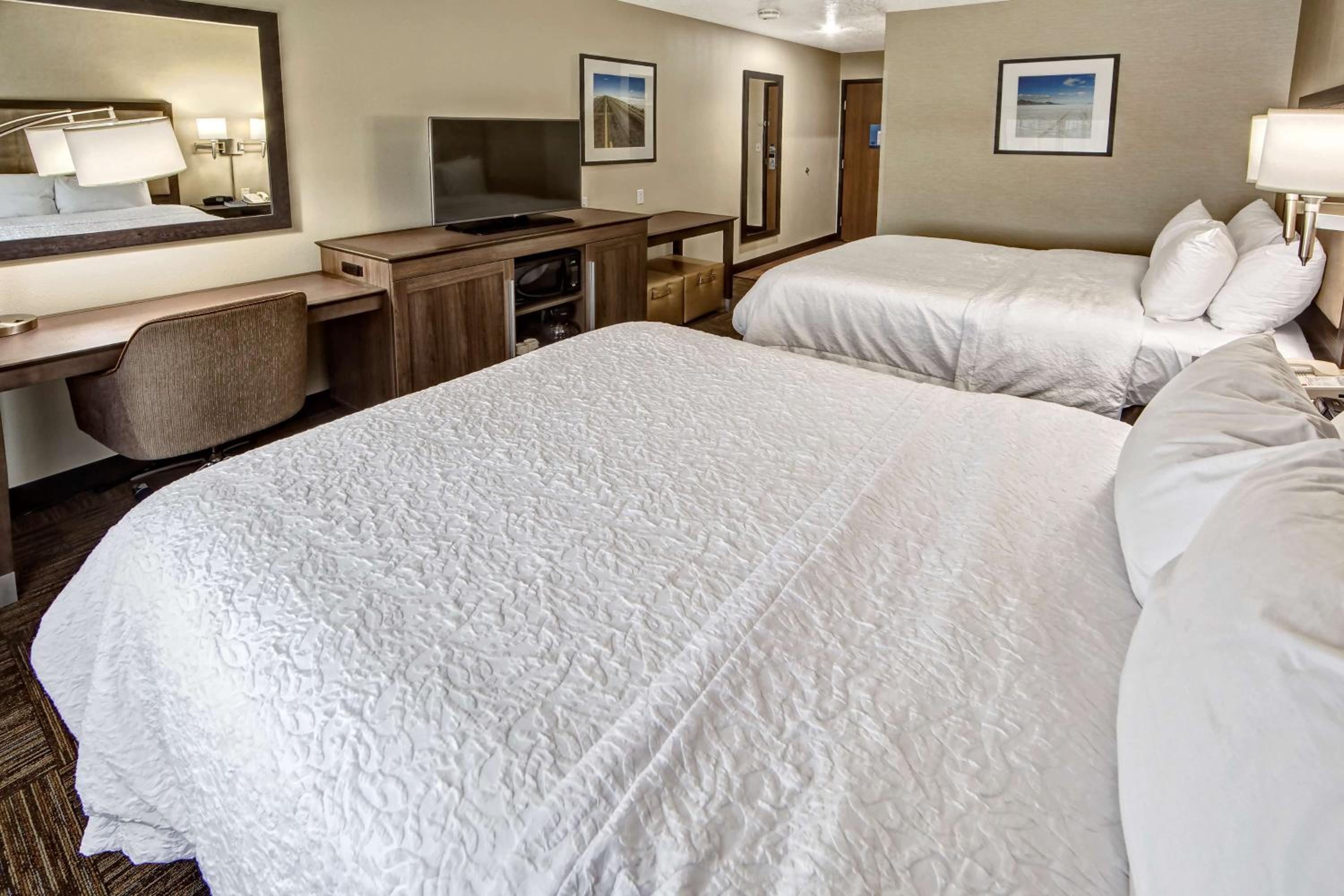 Queen Room with Two Queen Beds - Non-Smoking - Photo 1