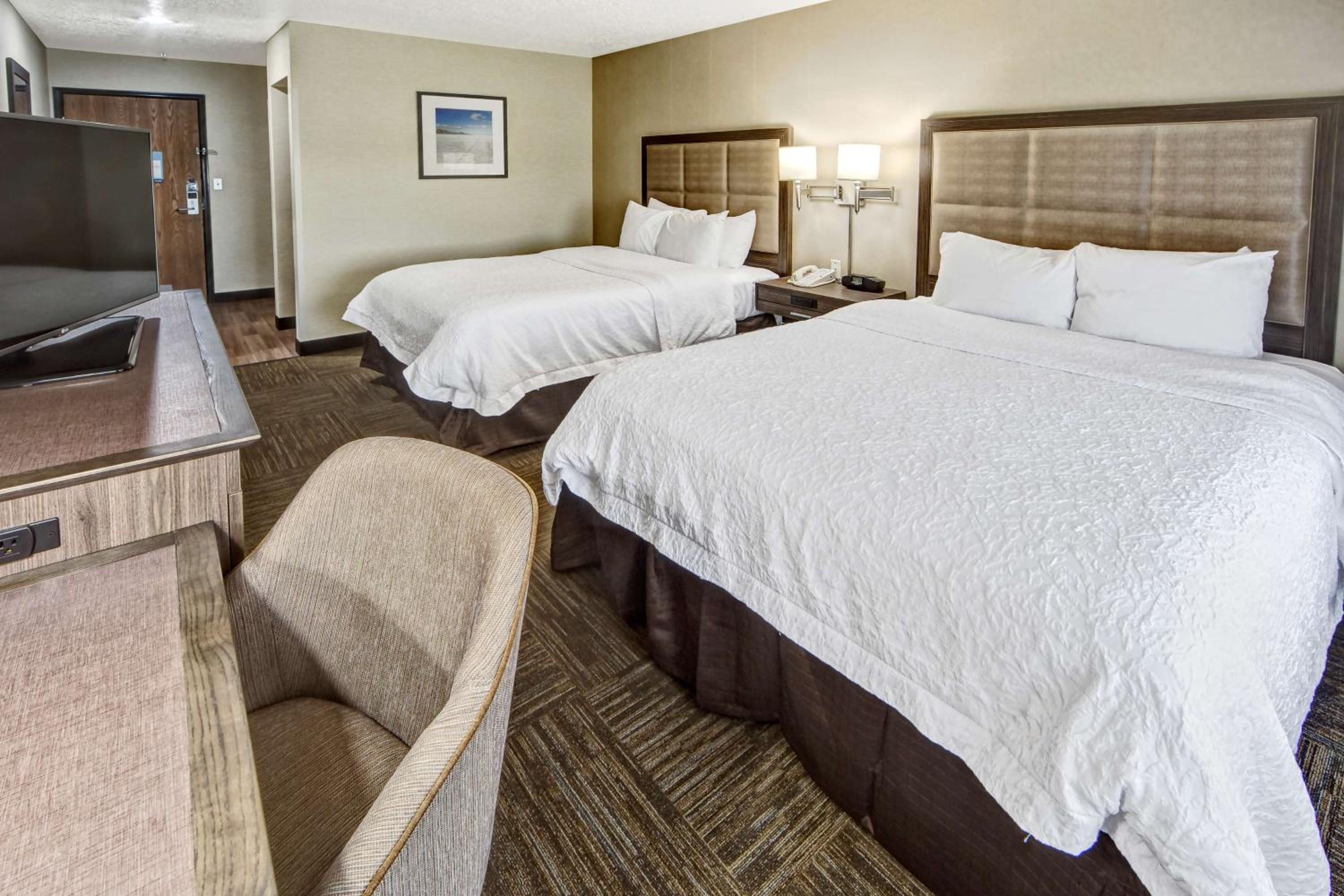 Queen Room with Two Queen Beds - Non-Smoking - Photo 4