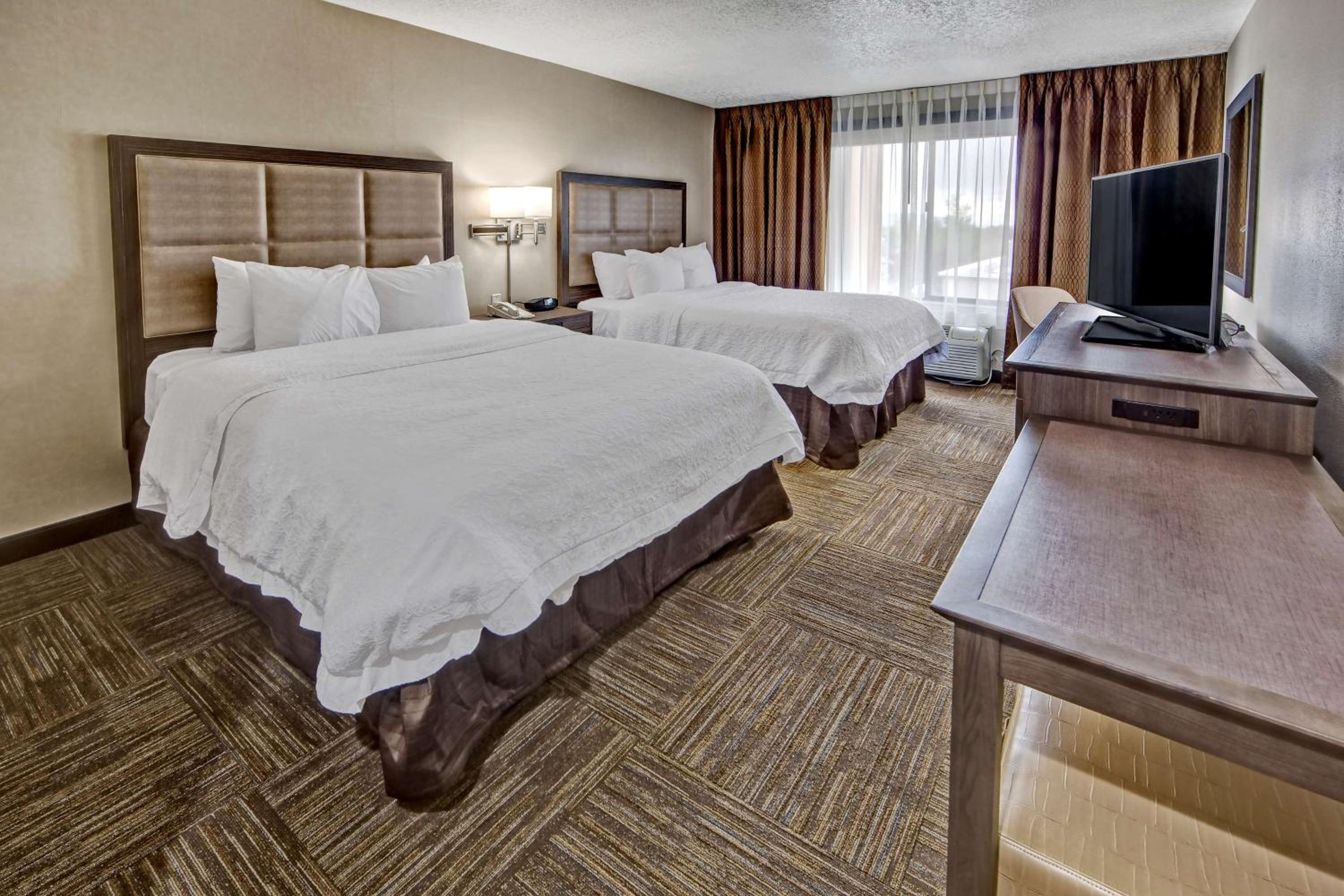 Queen Room with Two Queen Beds - Non-Smoking - Photo 2