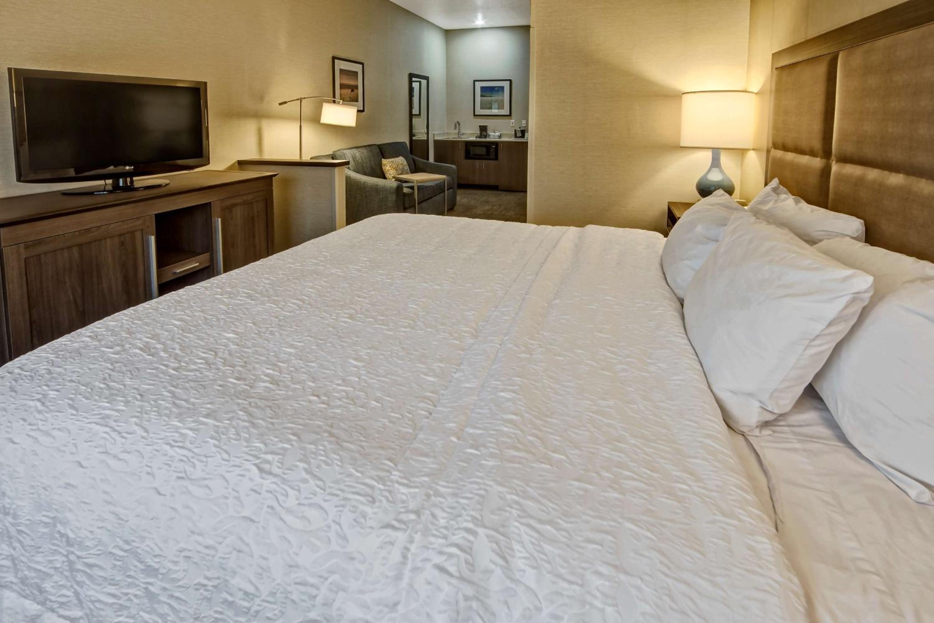 King Room with Sofa Bed - Non-Smoking - Photo 3