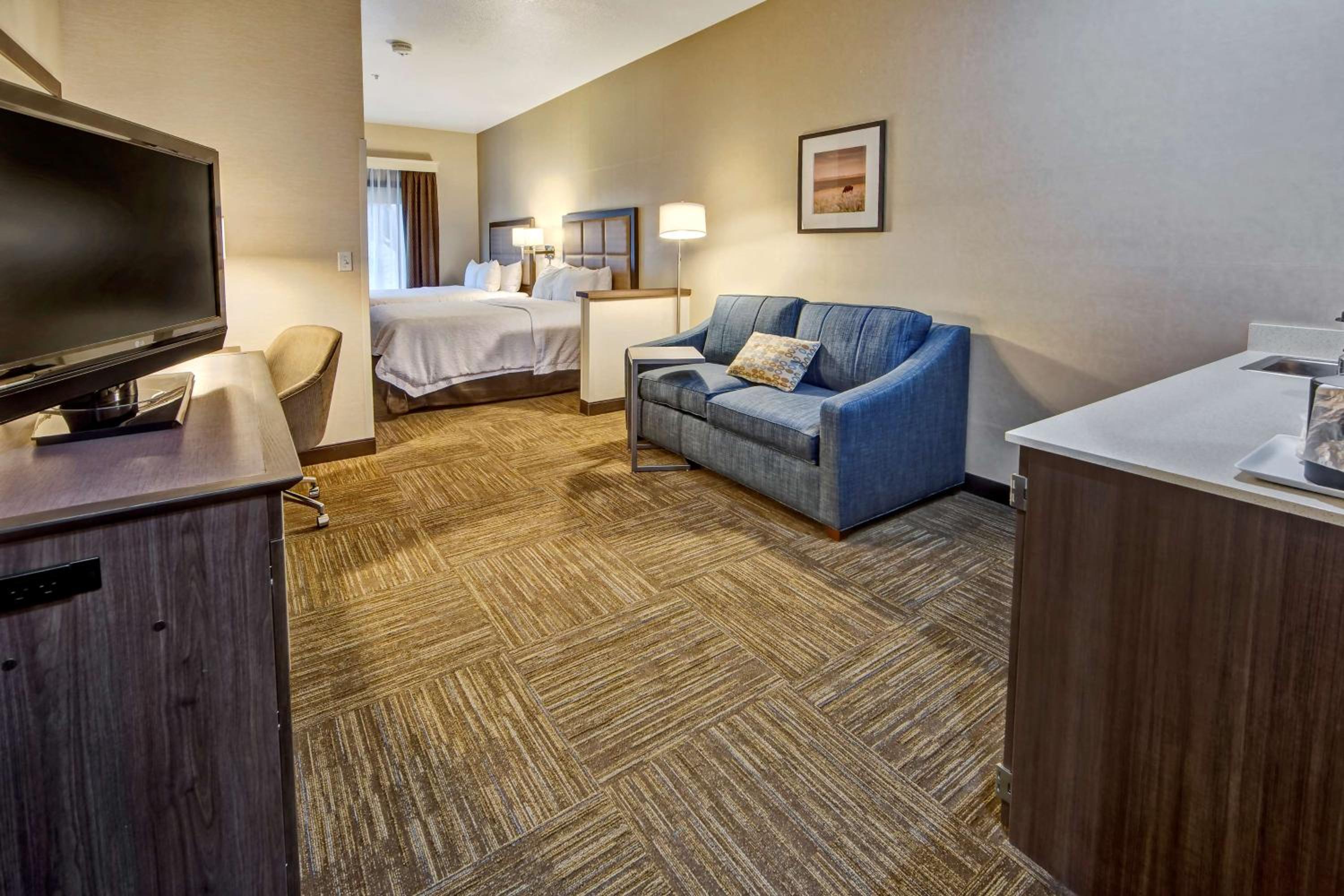 Queen Room with Two Queen Beds and Sofa Bed - Non-Smoking - Photo 4