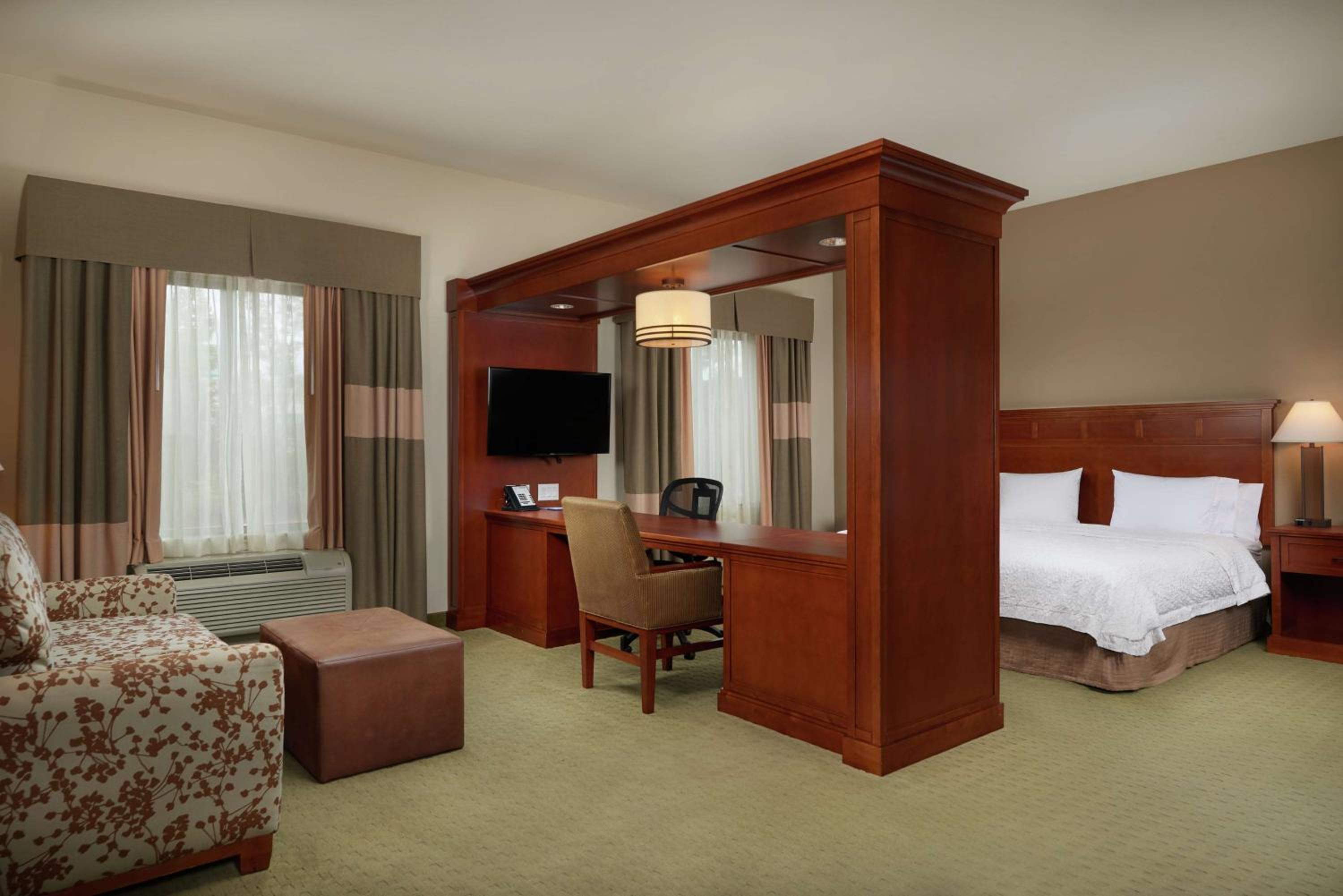 Premium King Room with Sofa Bed - Non-Smoking - Photo 1