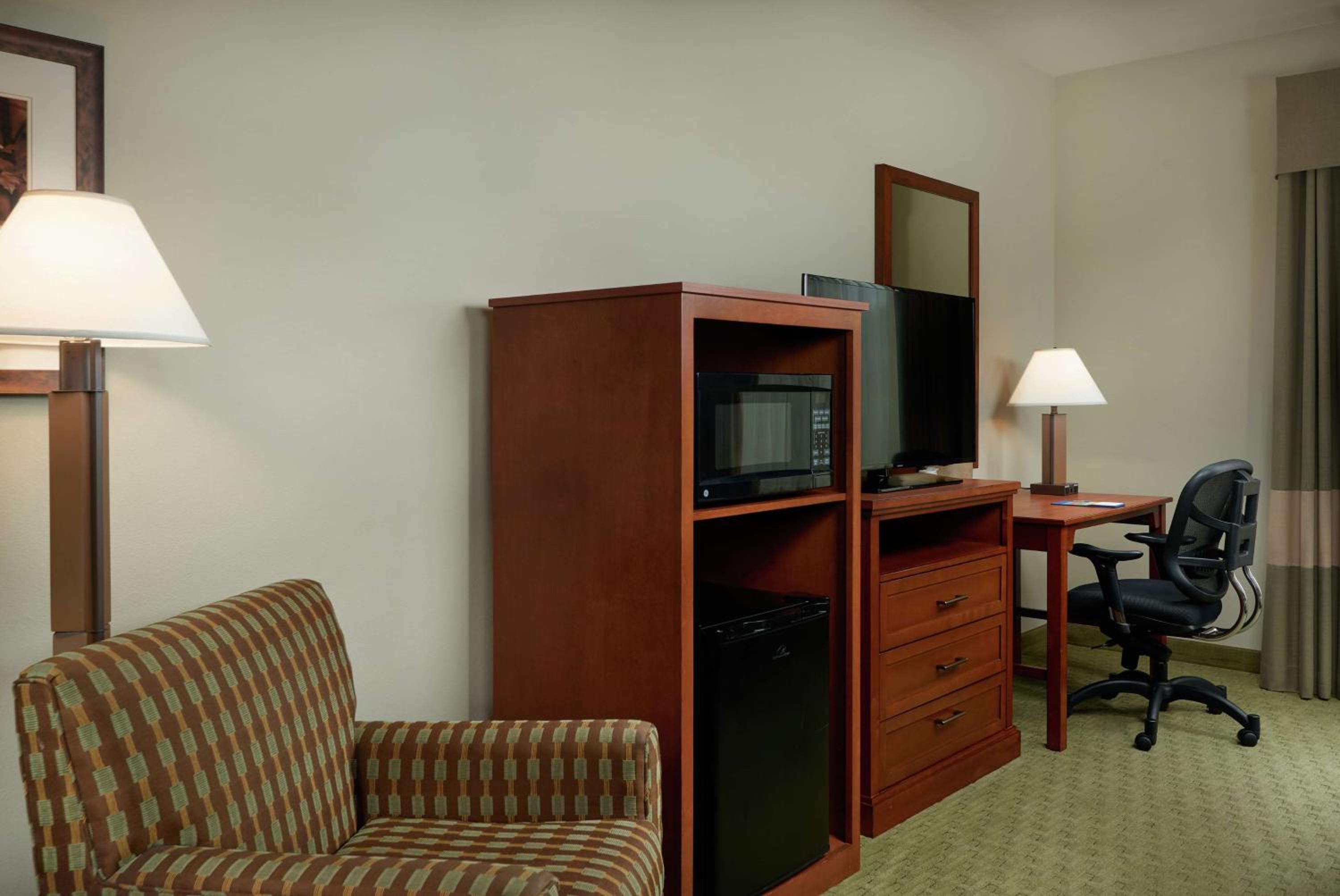 Room with Two Queen Beds - Non-Smoking - Photo 2