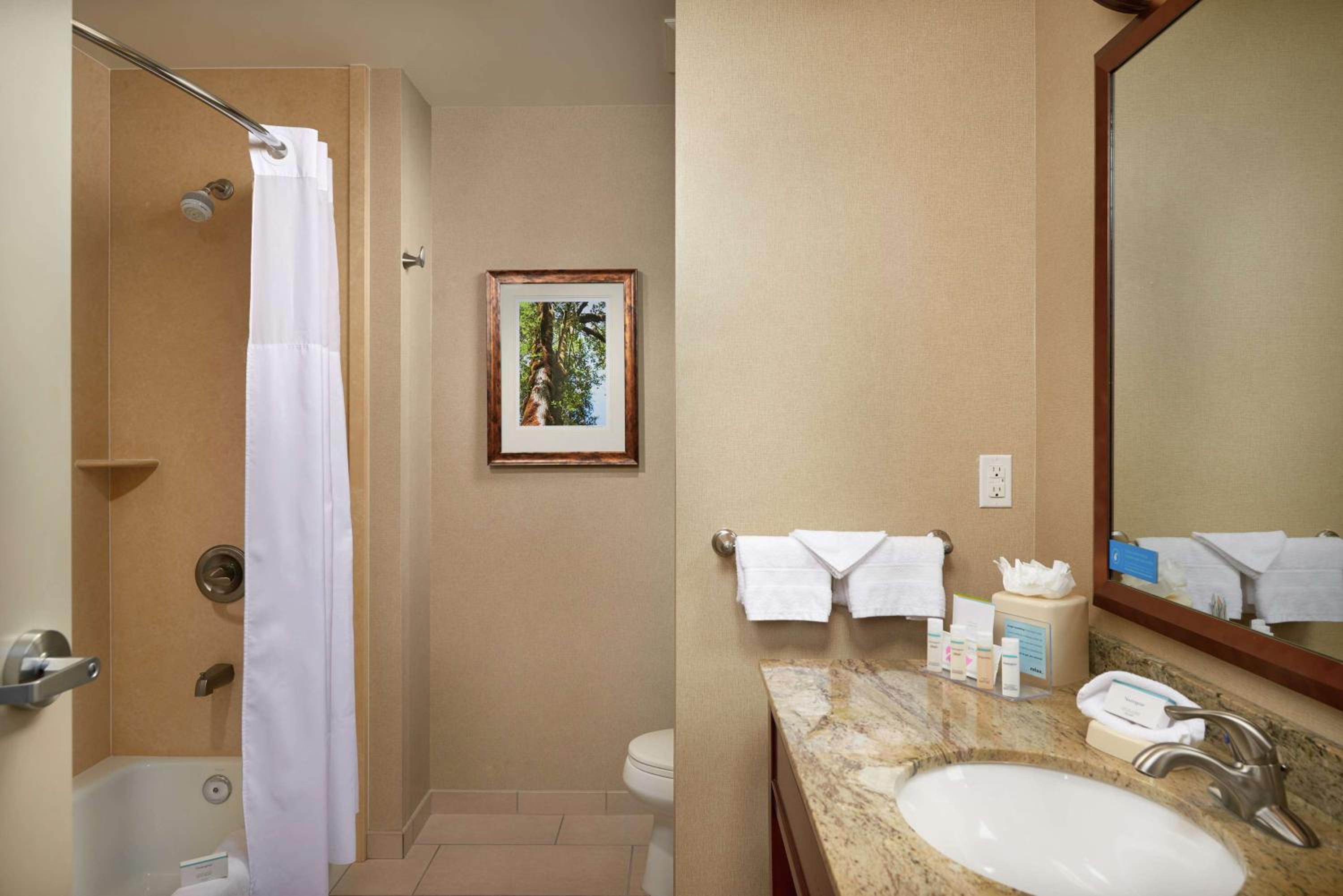 Premium Queen Room with Two Queen Beds - Non-Smoking - Photo 3