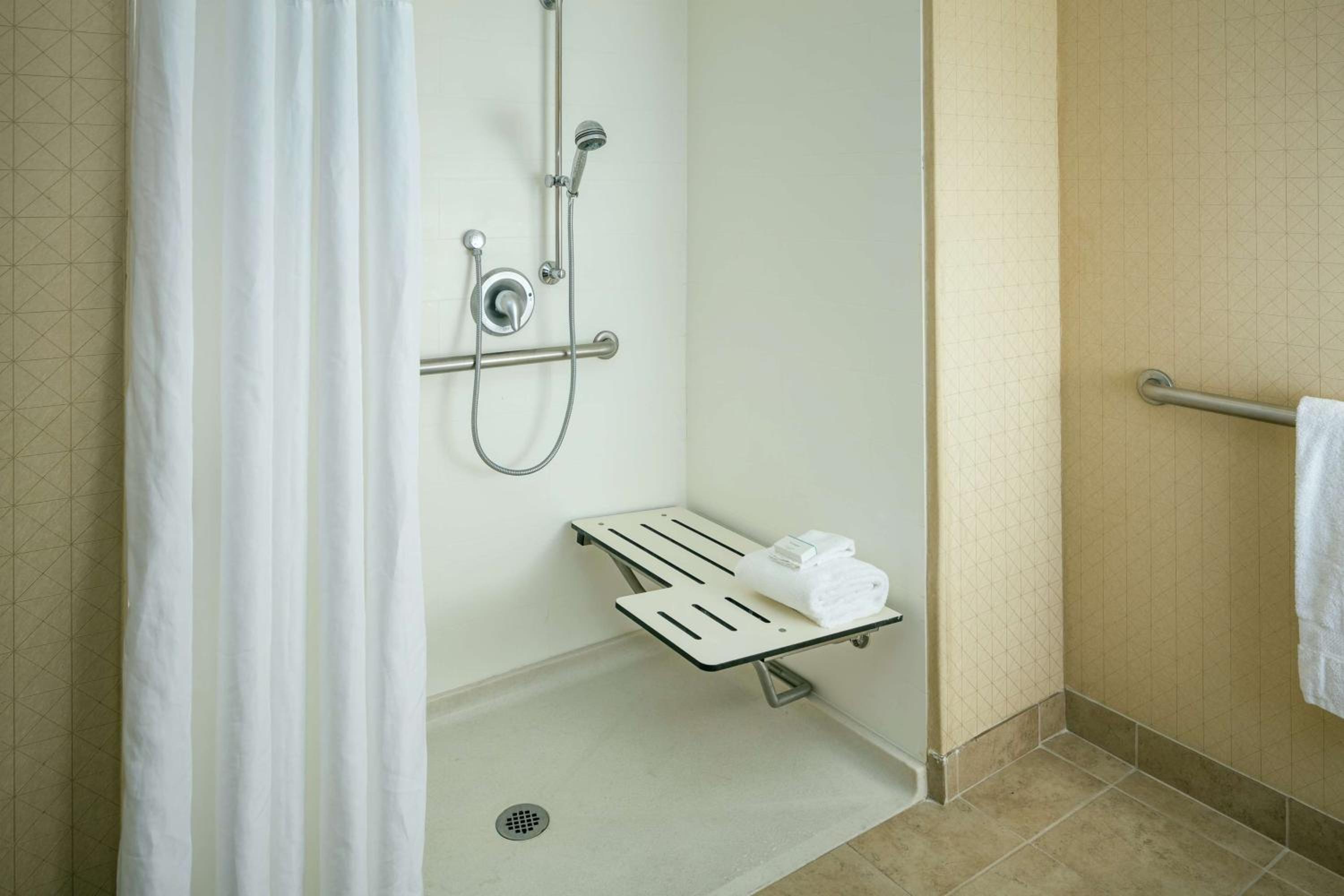 King Studio with Roll-In Shower - Disability Access photo 3