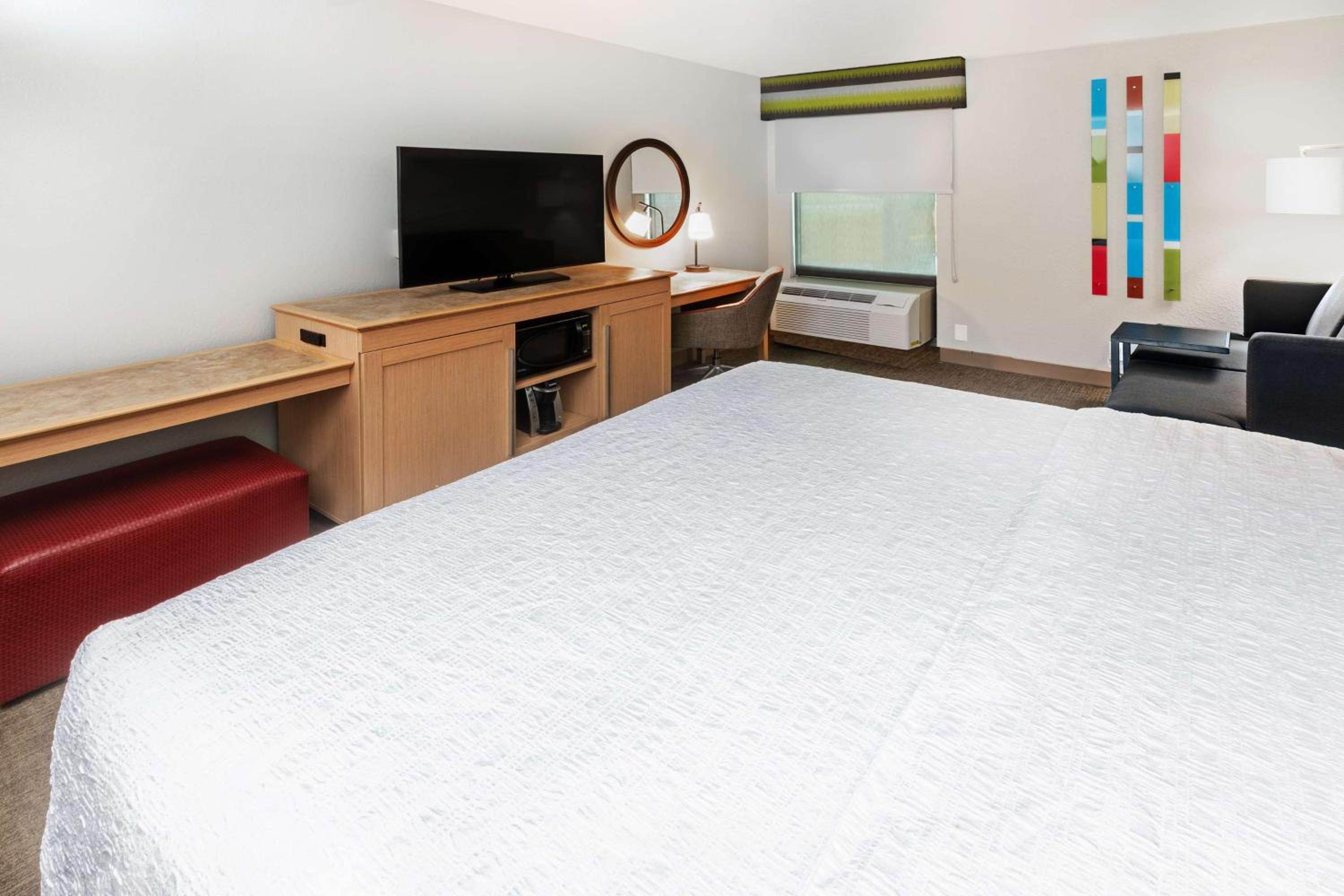 King Room with Sofa Bed - Non-Smoking - Photo 3