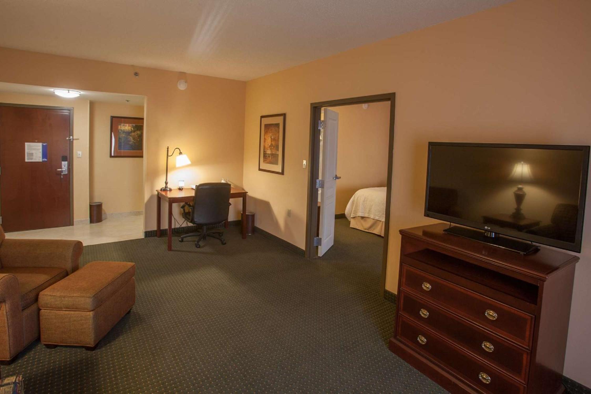 One-Bedroom Queen Suite with Two Queen Beds - Non-Smoking - Photo 7