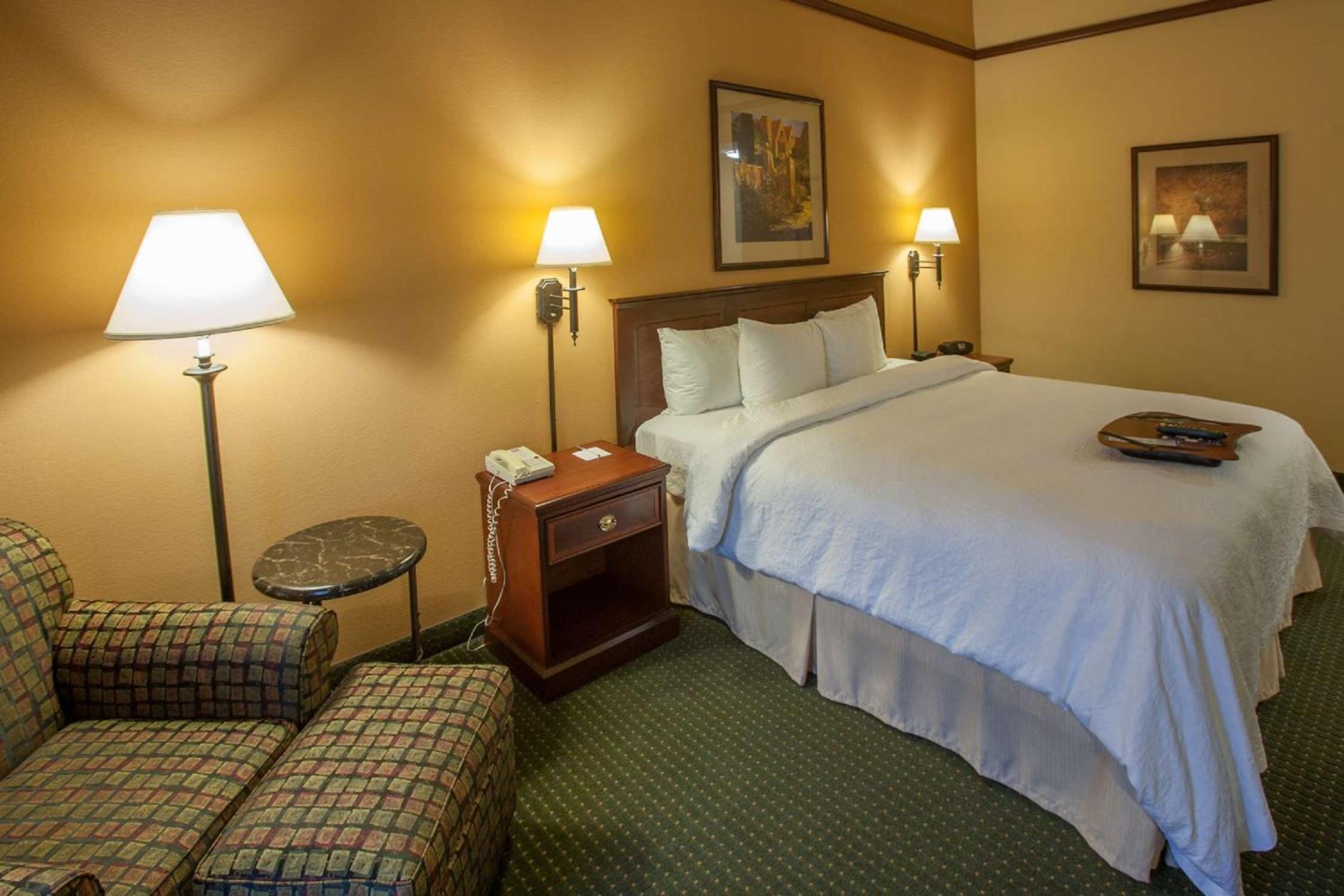 King Room with King Bed - Non-Smoking - Photo 1
