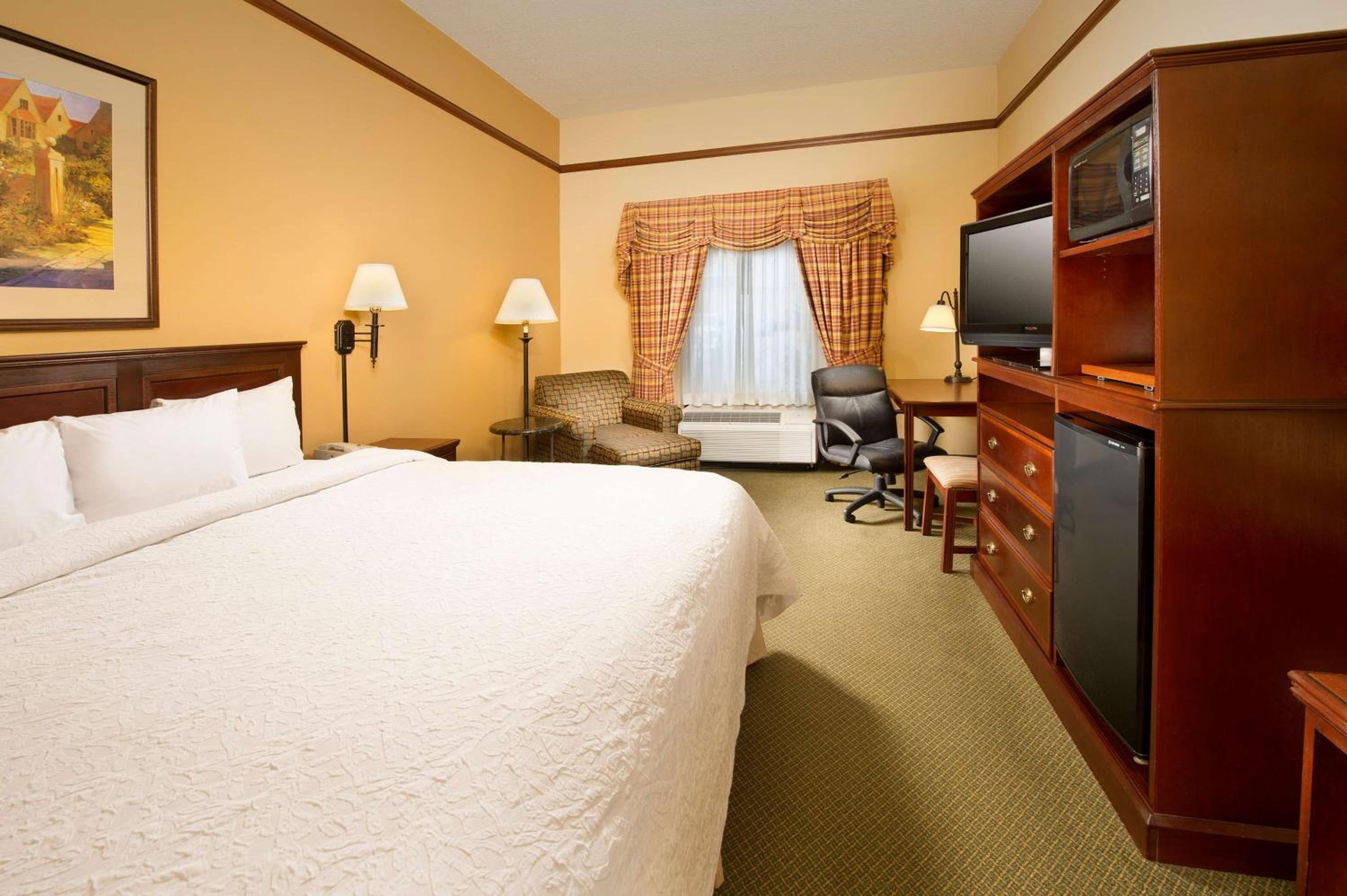 King Room with King Bed - Non-Smoking - Photo 3