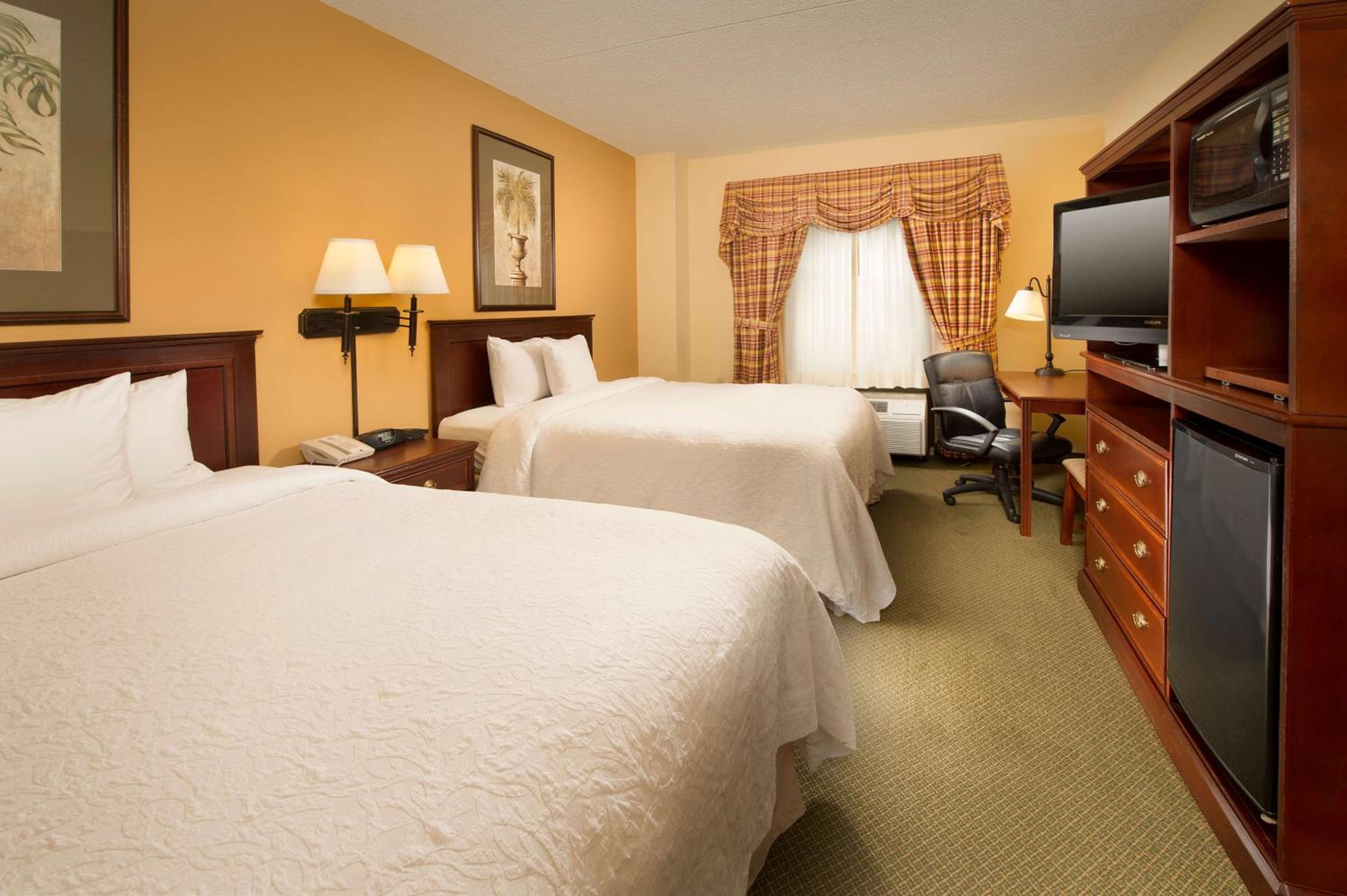 Room with Two Queen Beds - Non-Smoking - Photo 2