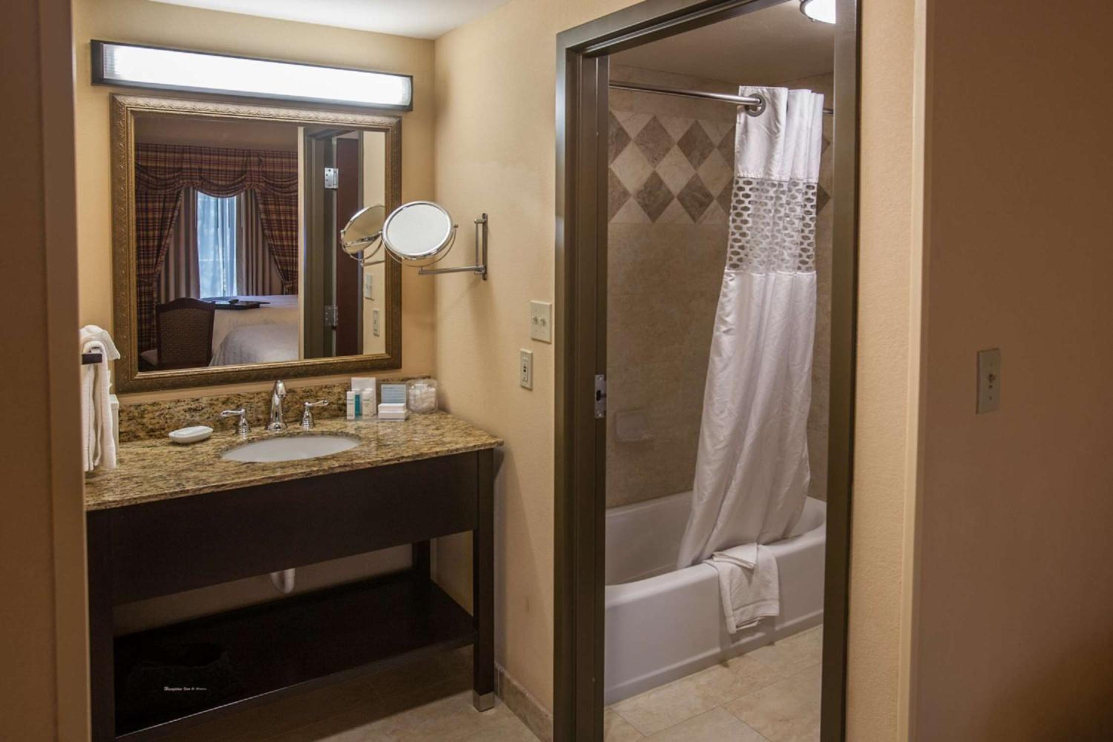 Queen Studio Suite with Two Queen Beds - Non-Smoking - Photo 5